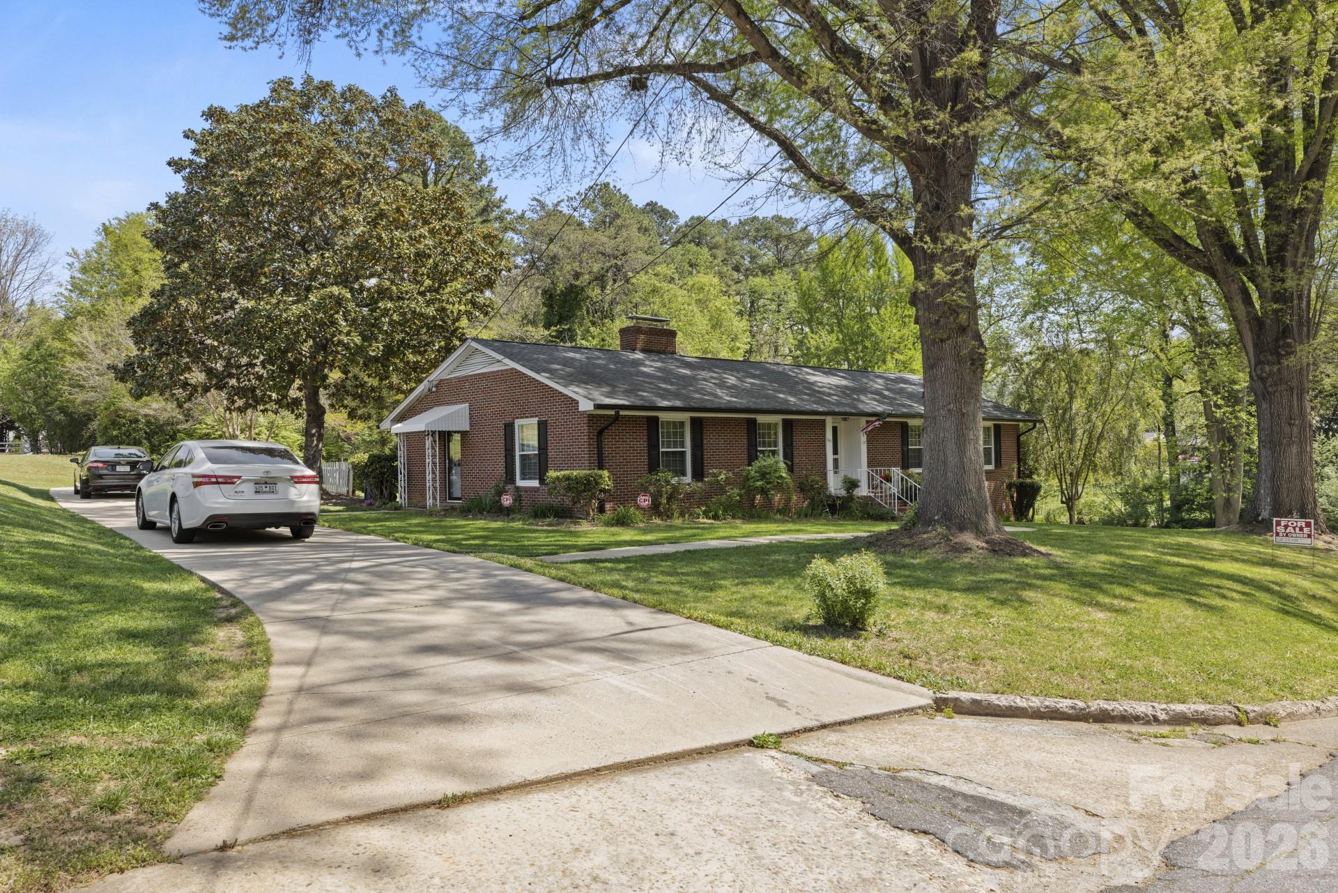 607 12th Avenue NE — Hickory