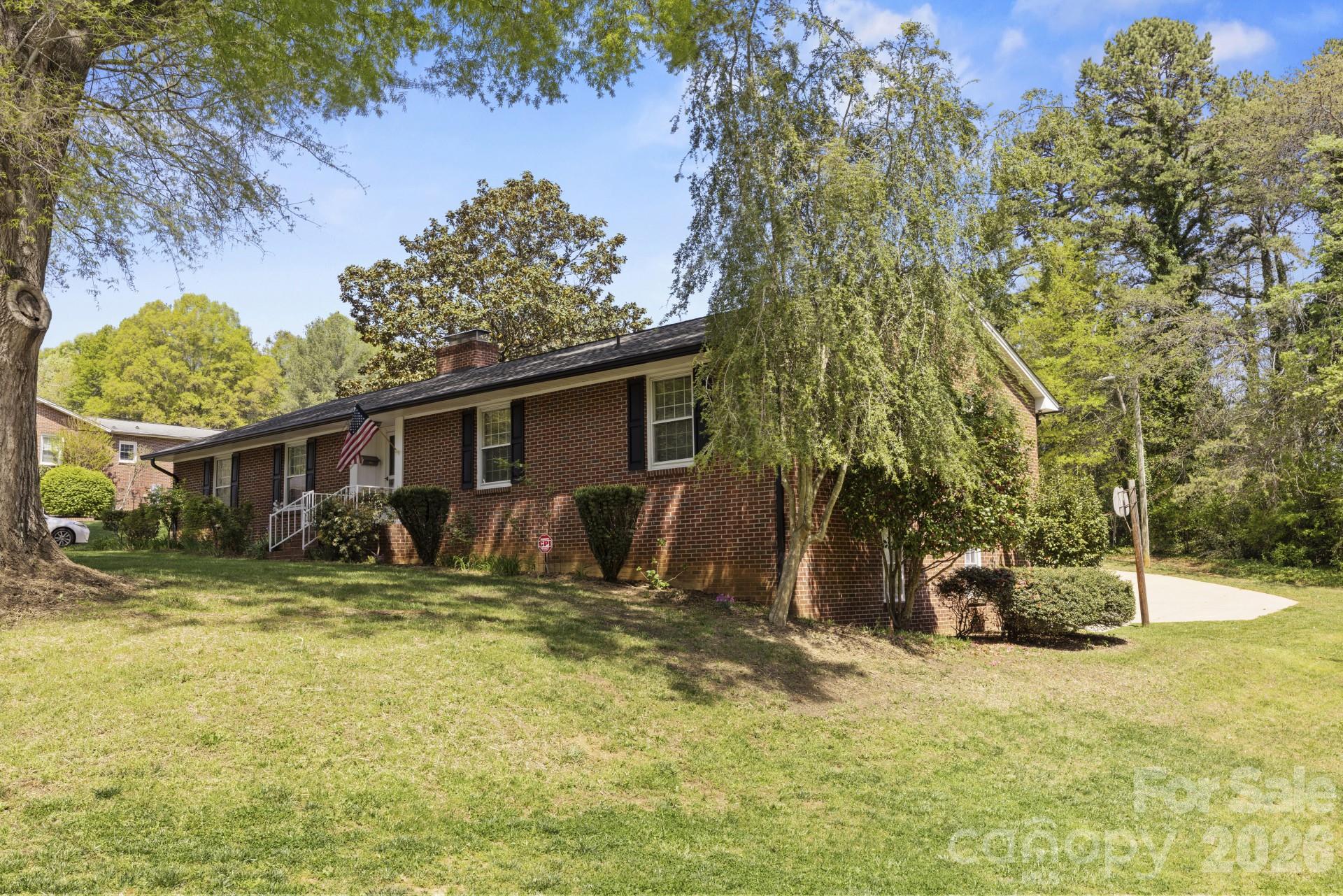 607 12th Avenue NE — Hickory