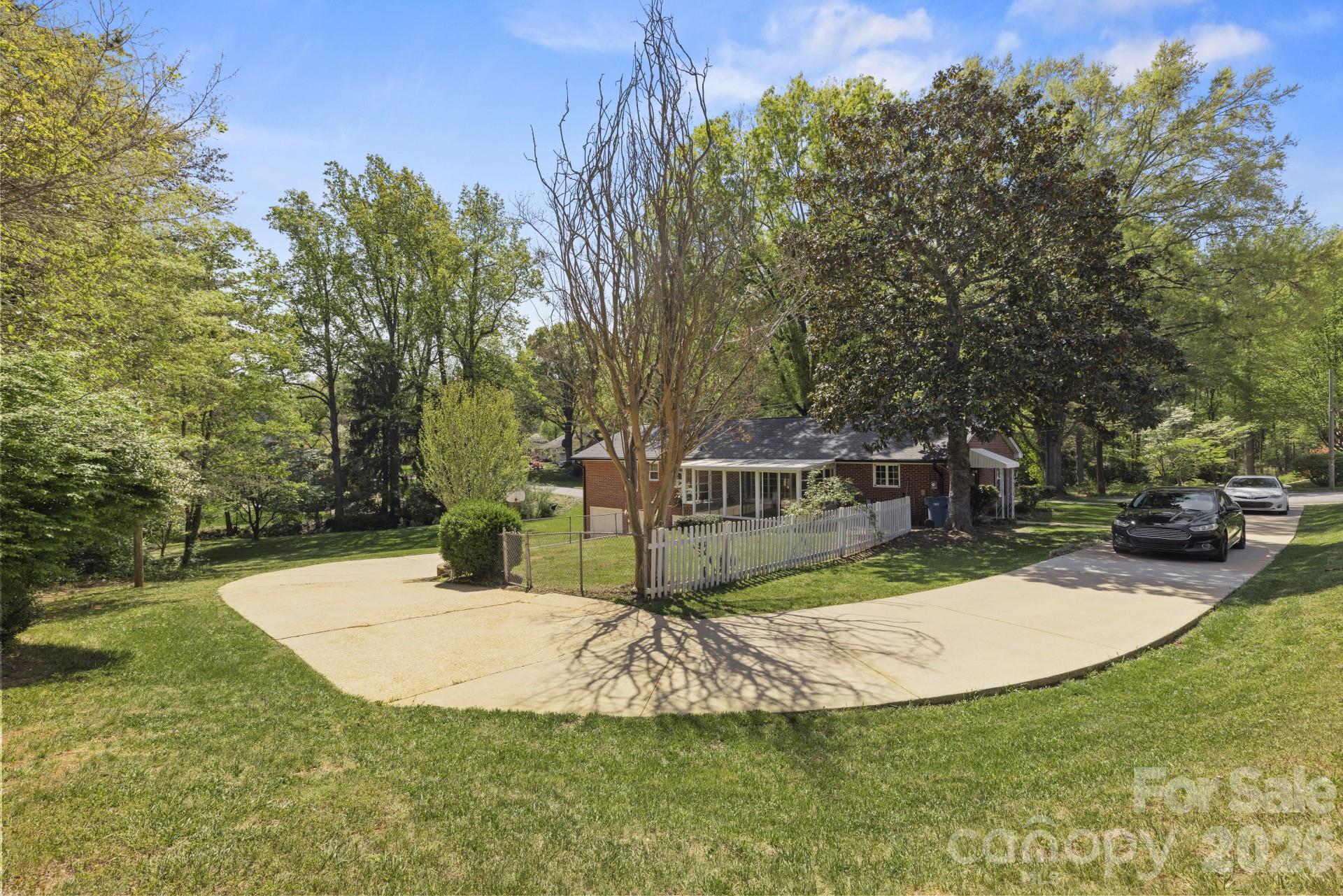 607 12th Avenue NE — Hickory