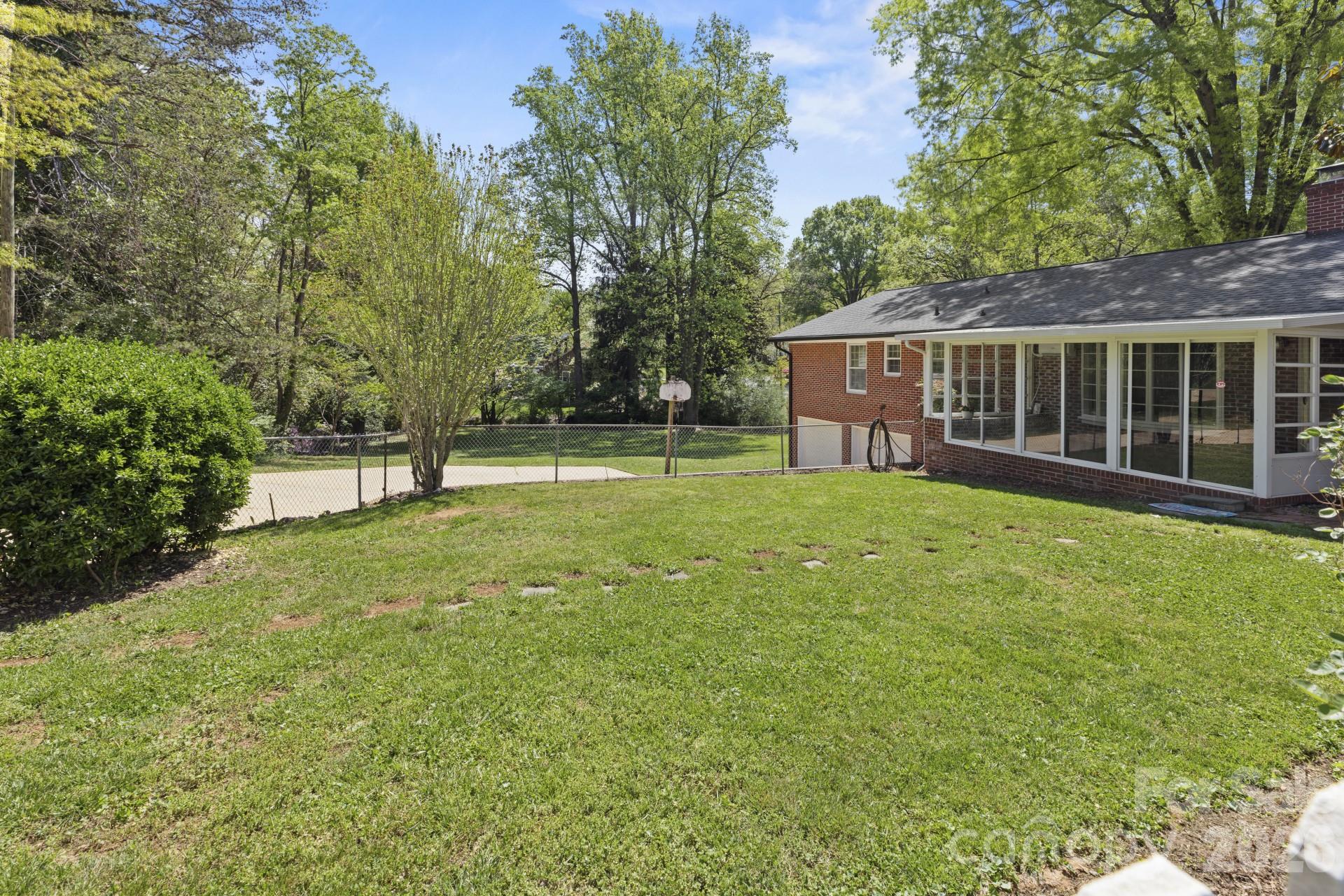 607 12th Avenue NE — Hickory