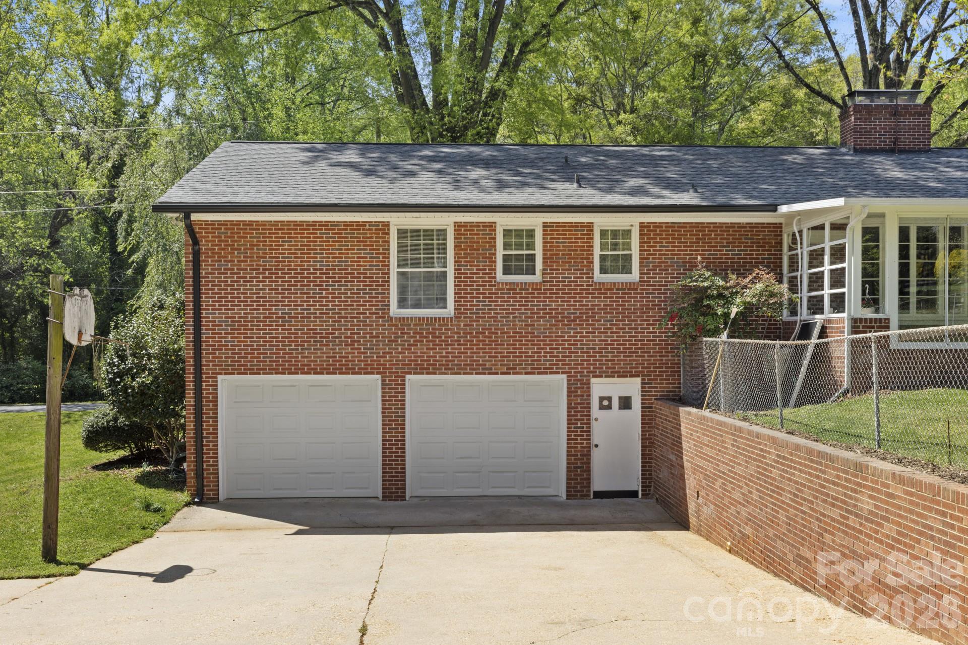 607 12th Avenue NE — Hickory