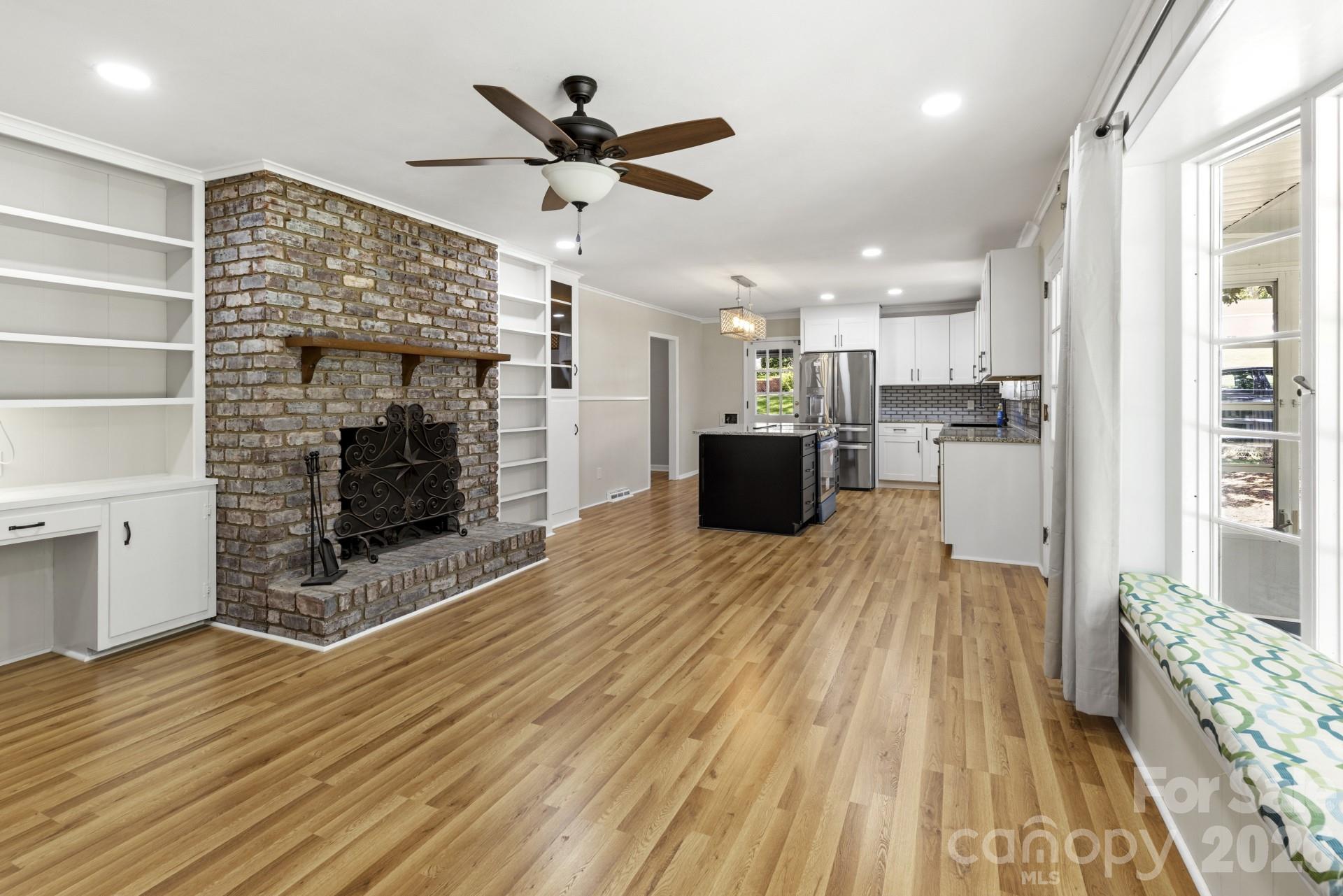 607 12th Avenue NE — Hickory