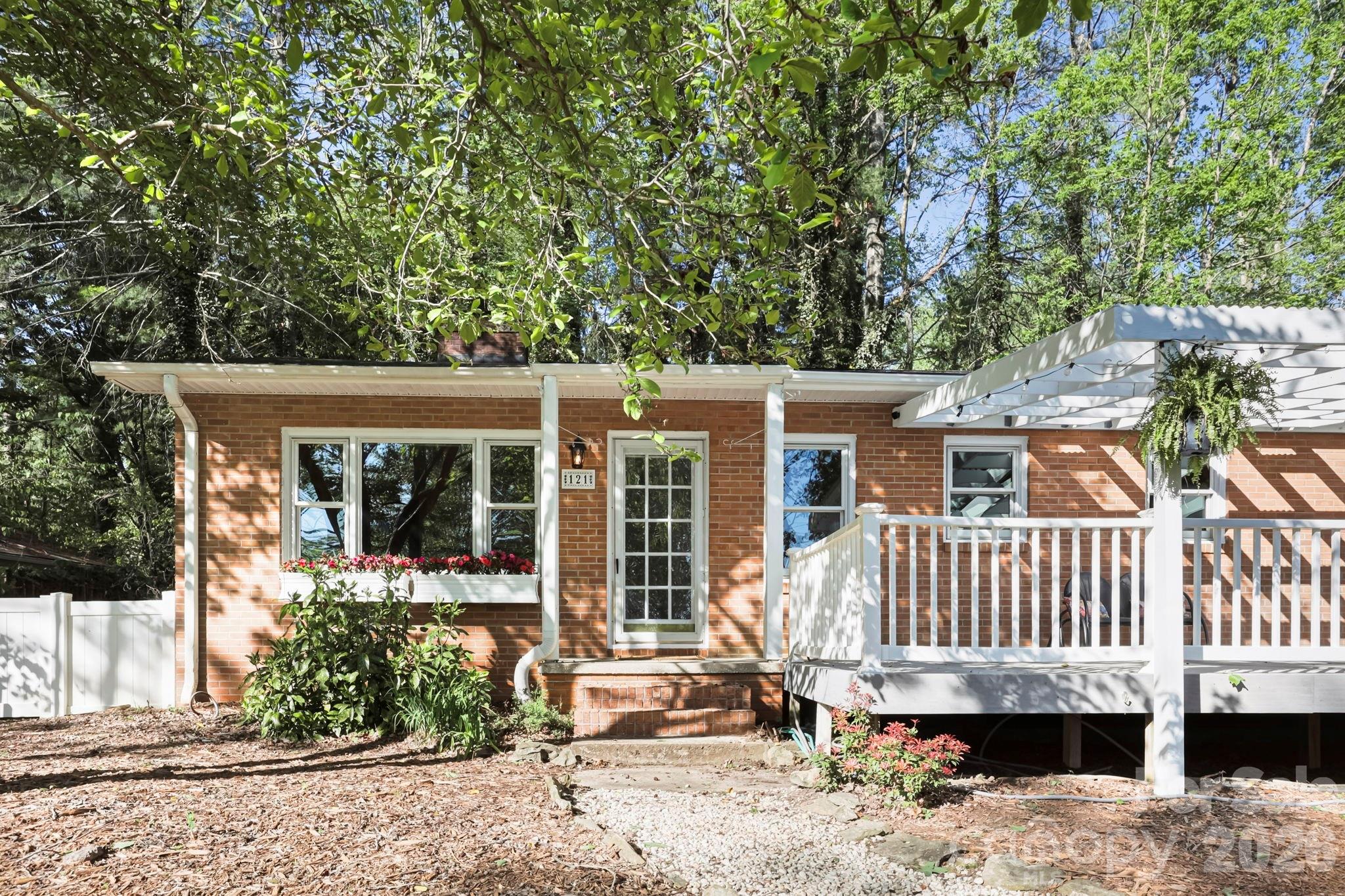 121 Wells Street — Hendersonville