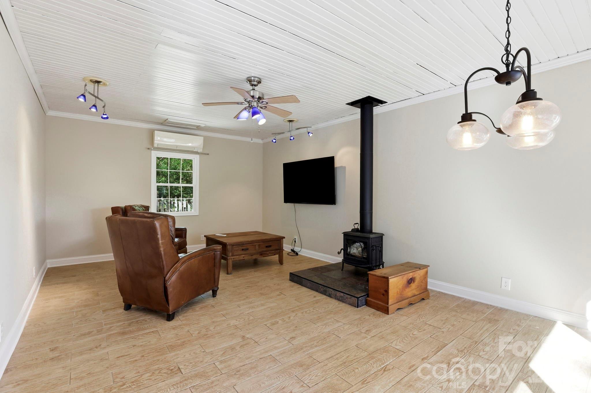 121 Wells Street — Hendersonville