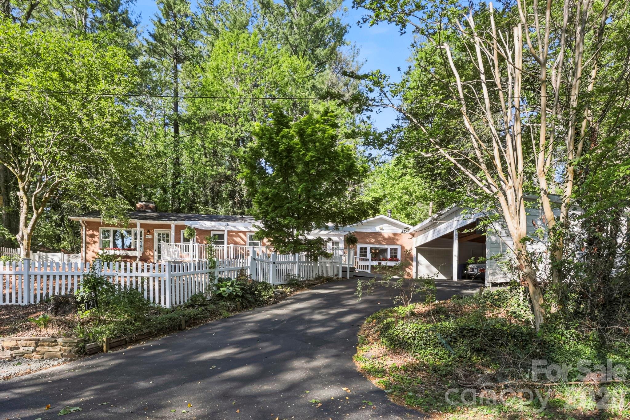 121 Wells Street — Hendersonville