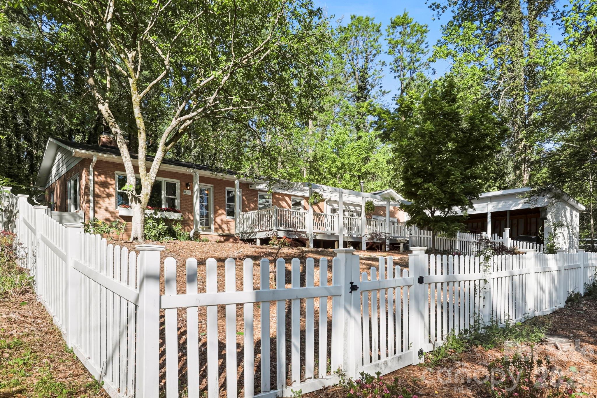 121 Wells Street — Hendersonville