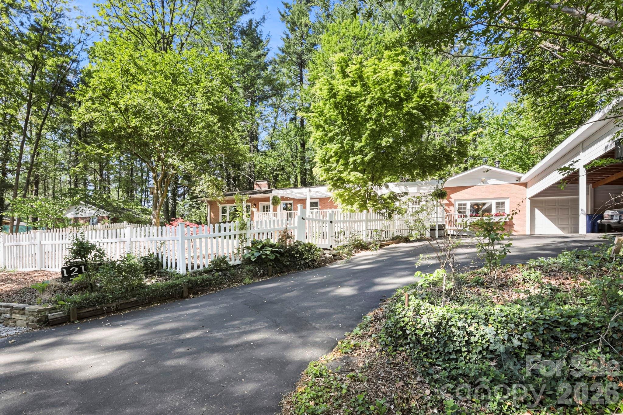 121 Wells Street — Hendersonville