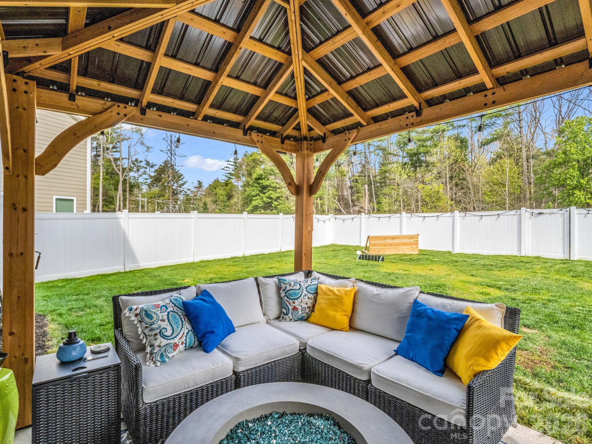 383 Fox Cove Road — Hendersonville