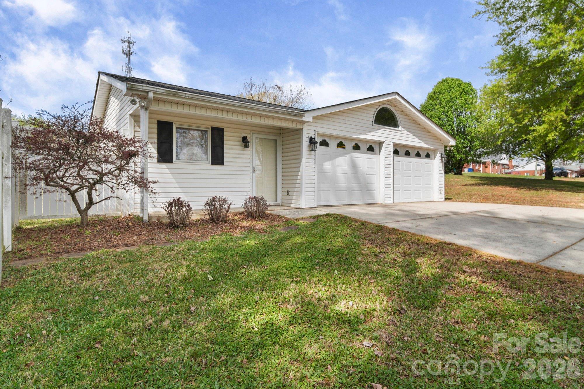 164 New York Avenue — Peachland