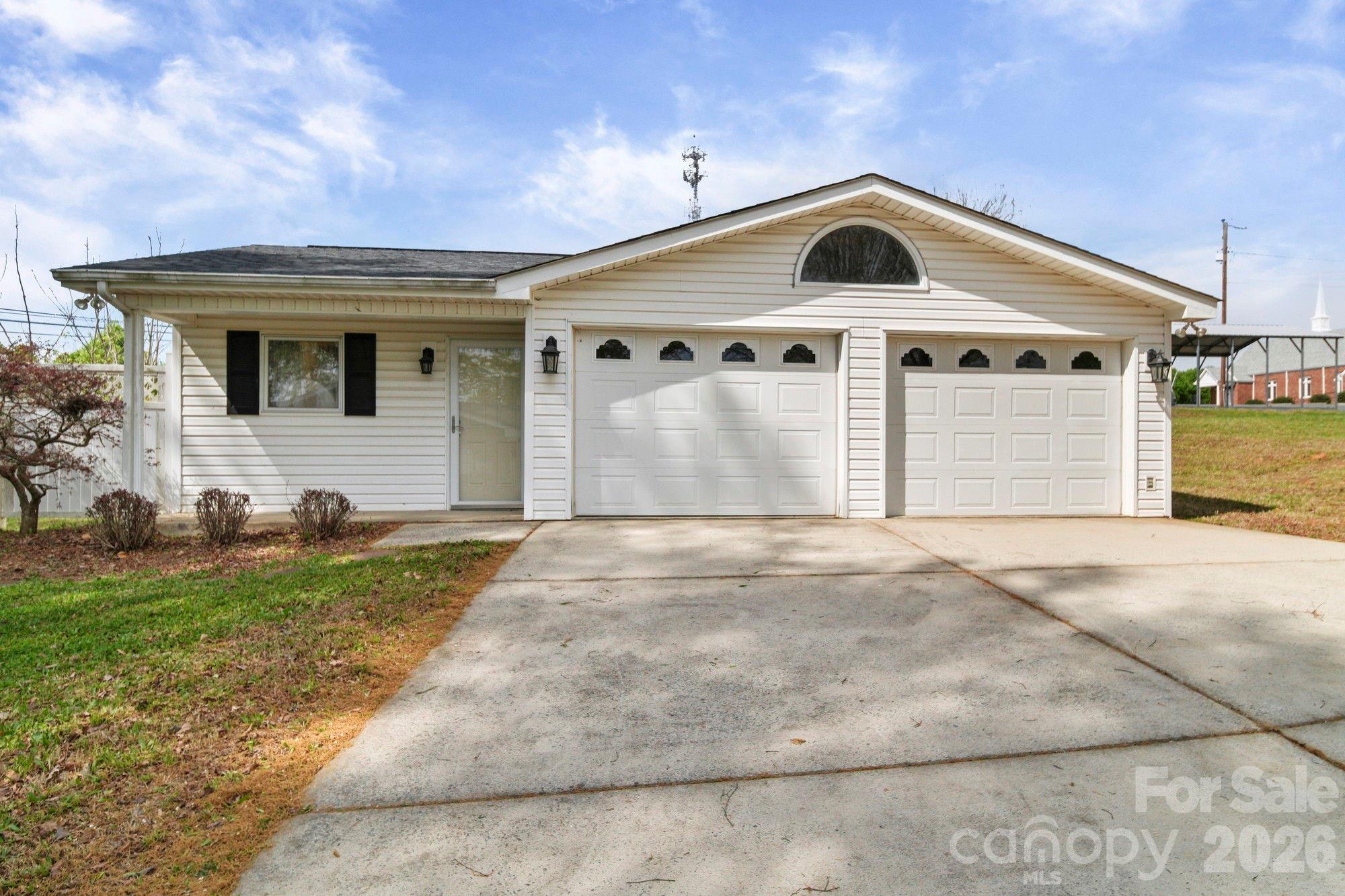 164 New York Avenue — Peachland