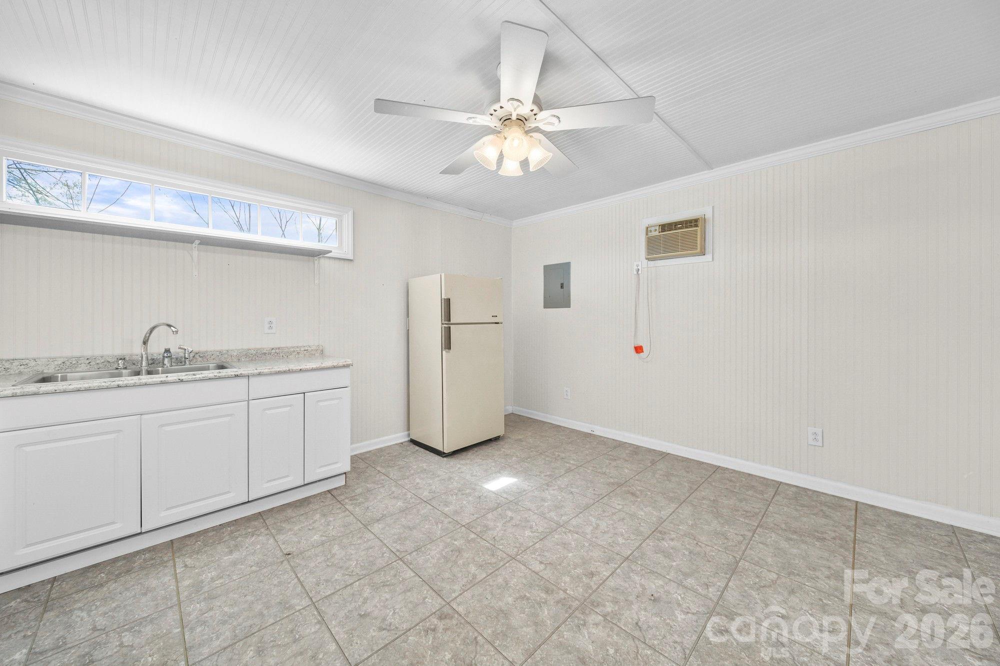 164 New York Avenue — Peachland