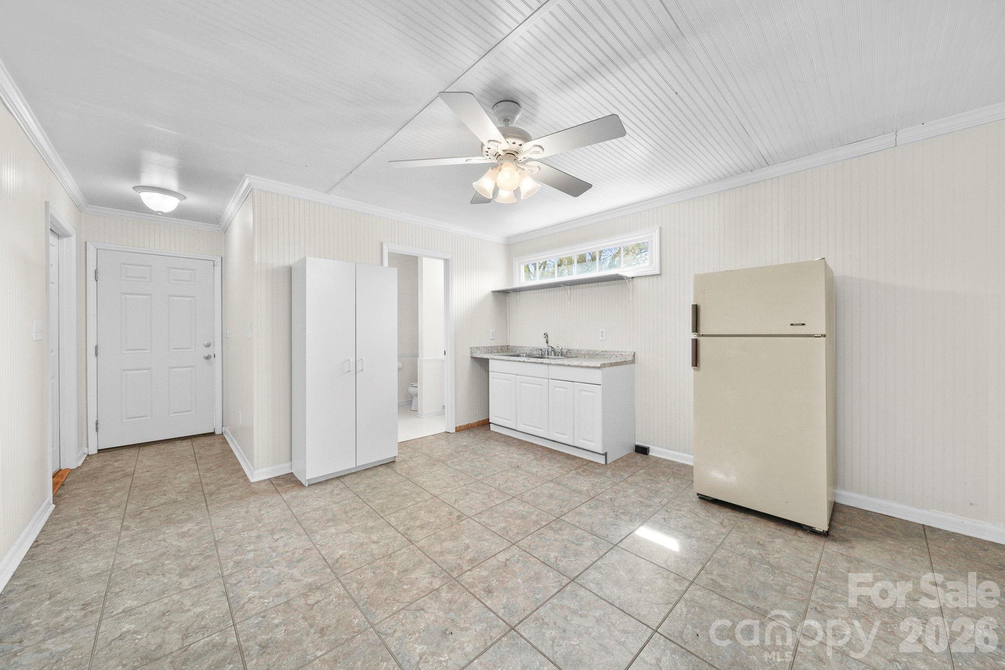164 New York Avenue — Peachland