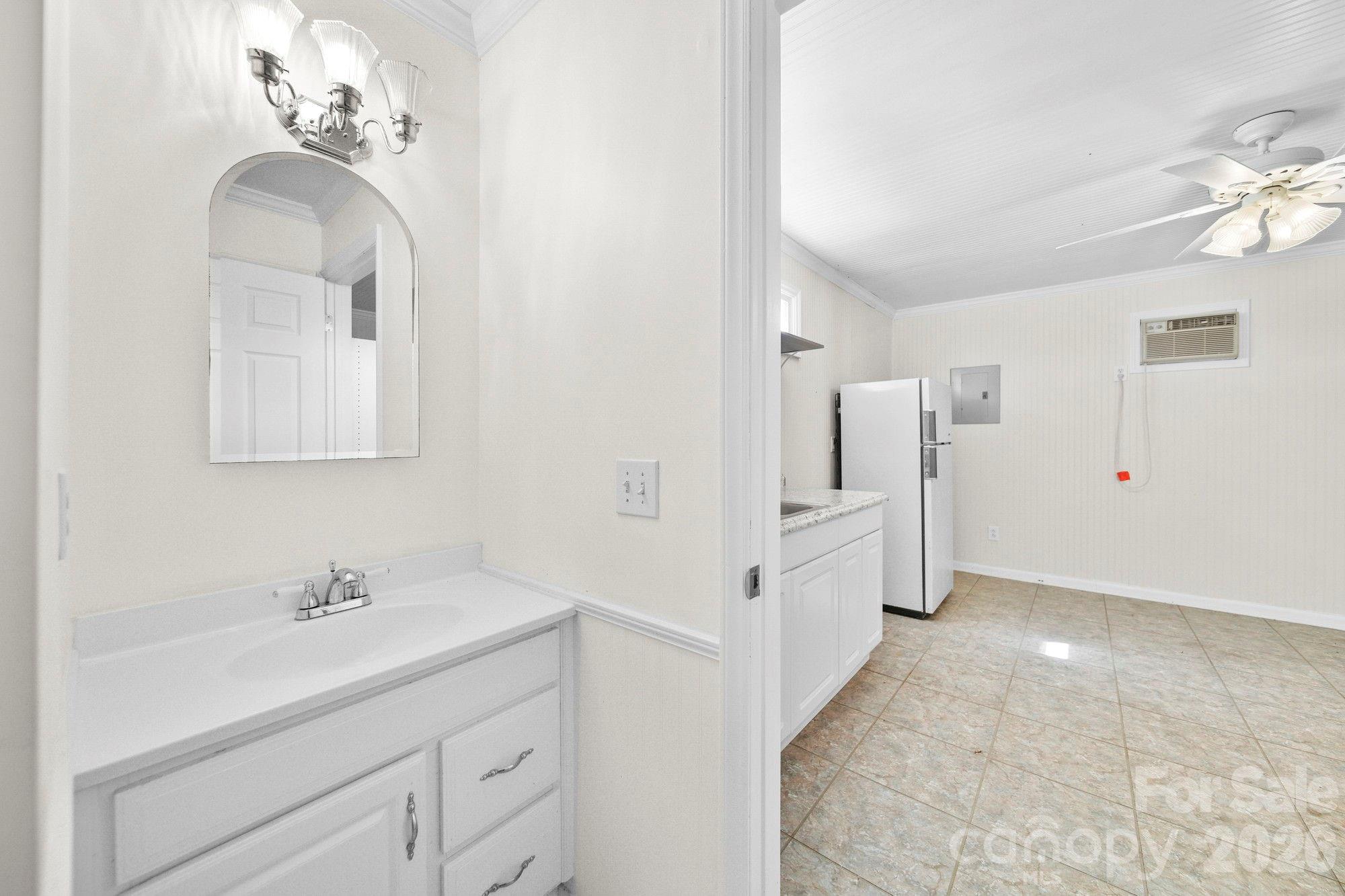 164 New York Avenue — Peachland