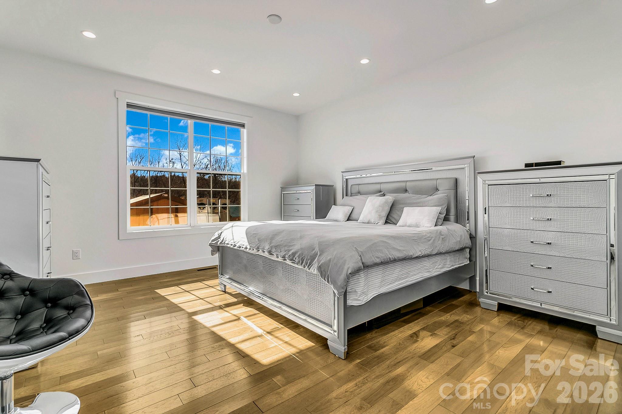 215 E Oakview Road — Asheville