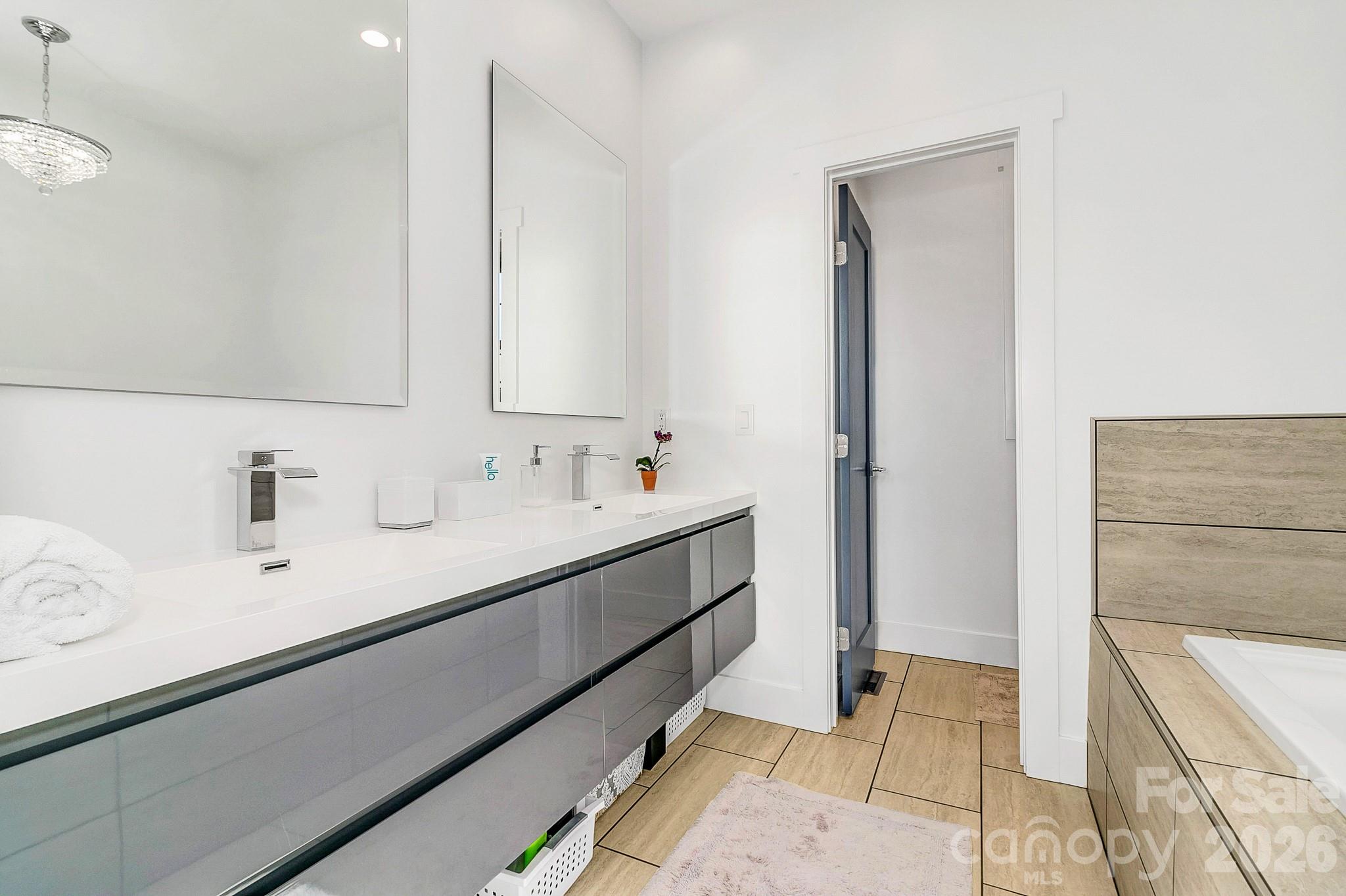 215 E Oakview Road — Asheville