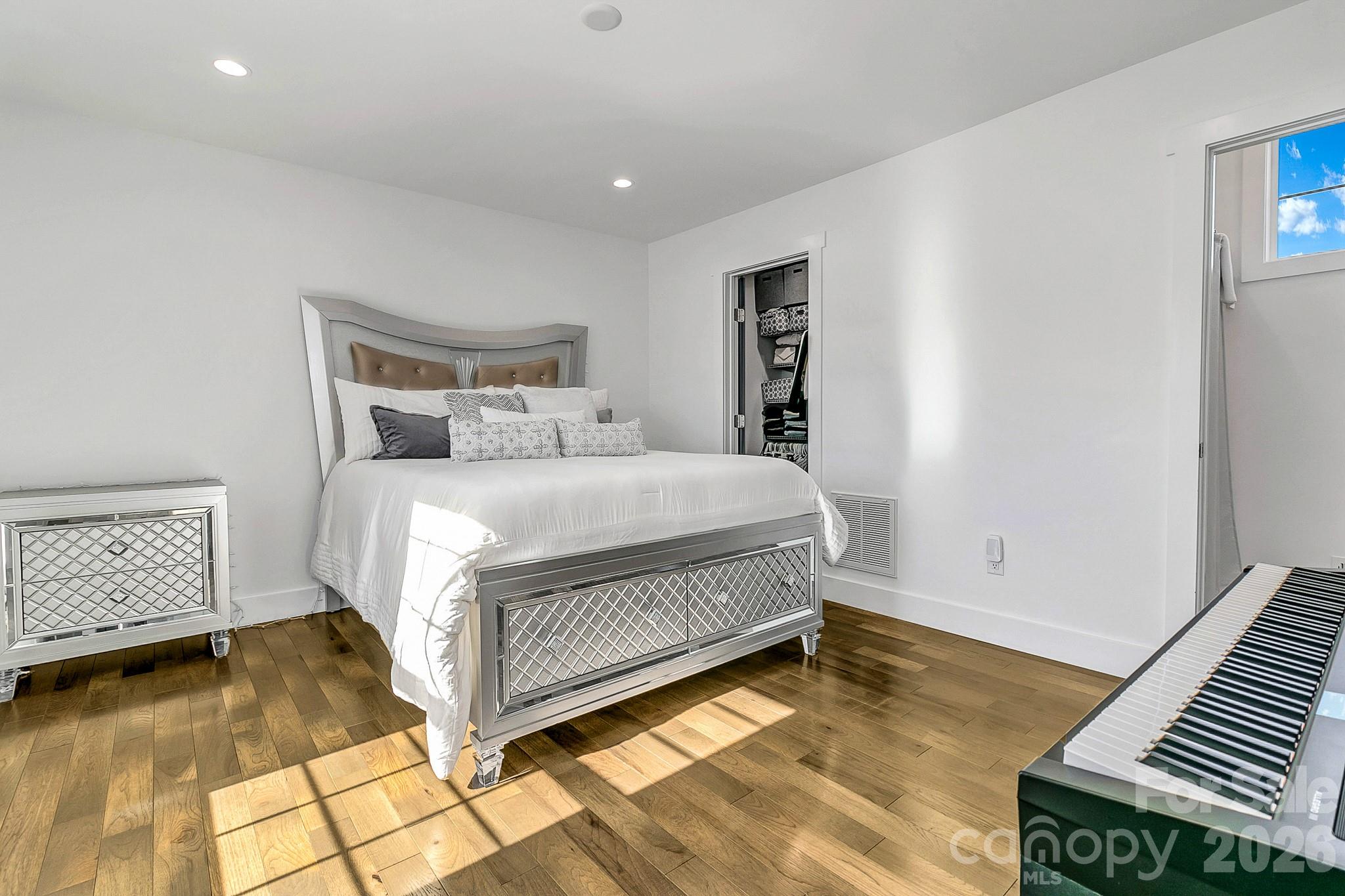 215 E Oakview Road — Asheville
