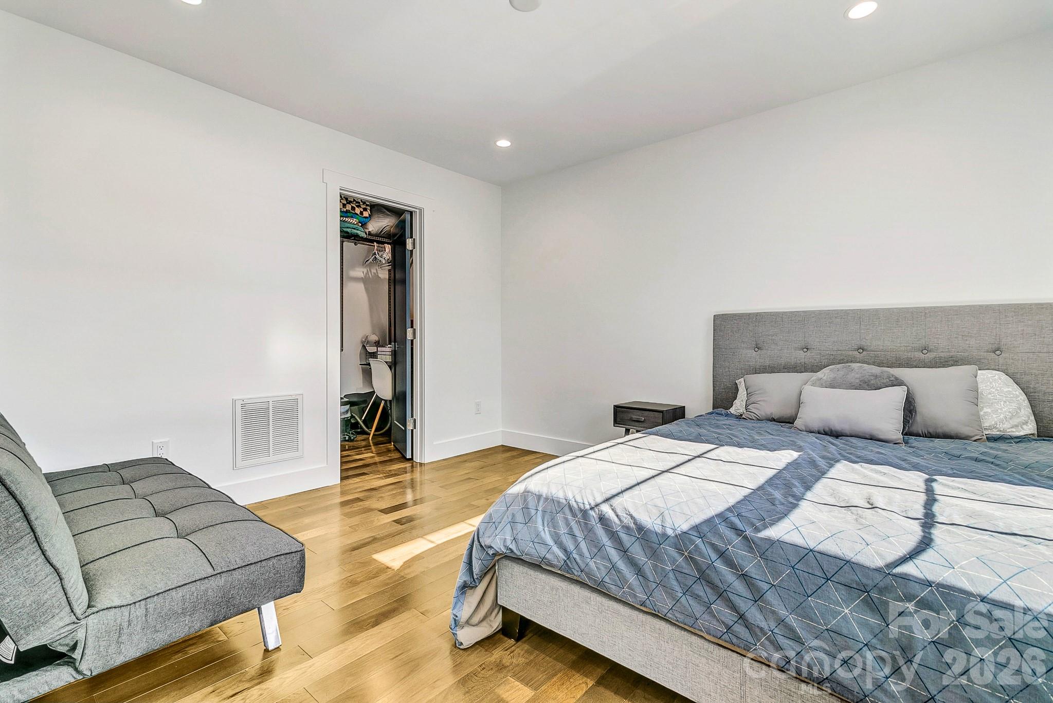 215 E Oakview Road — Asheville