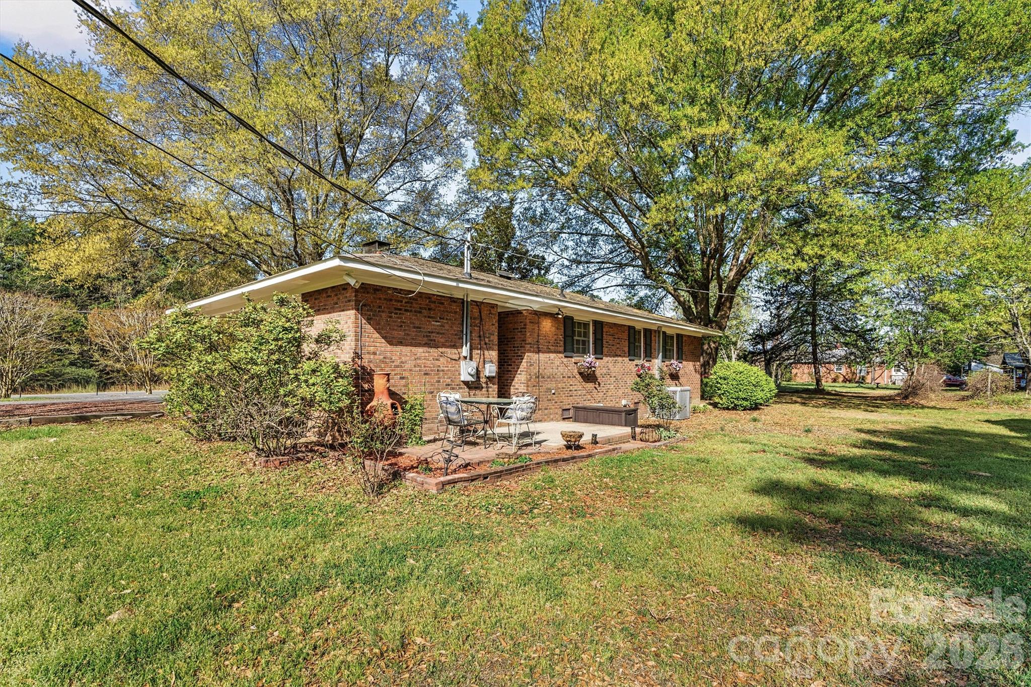 5329 E Highway 27 Highway — Iron Station