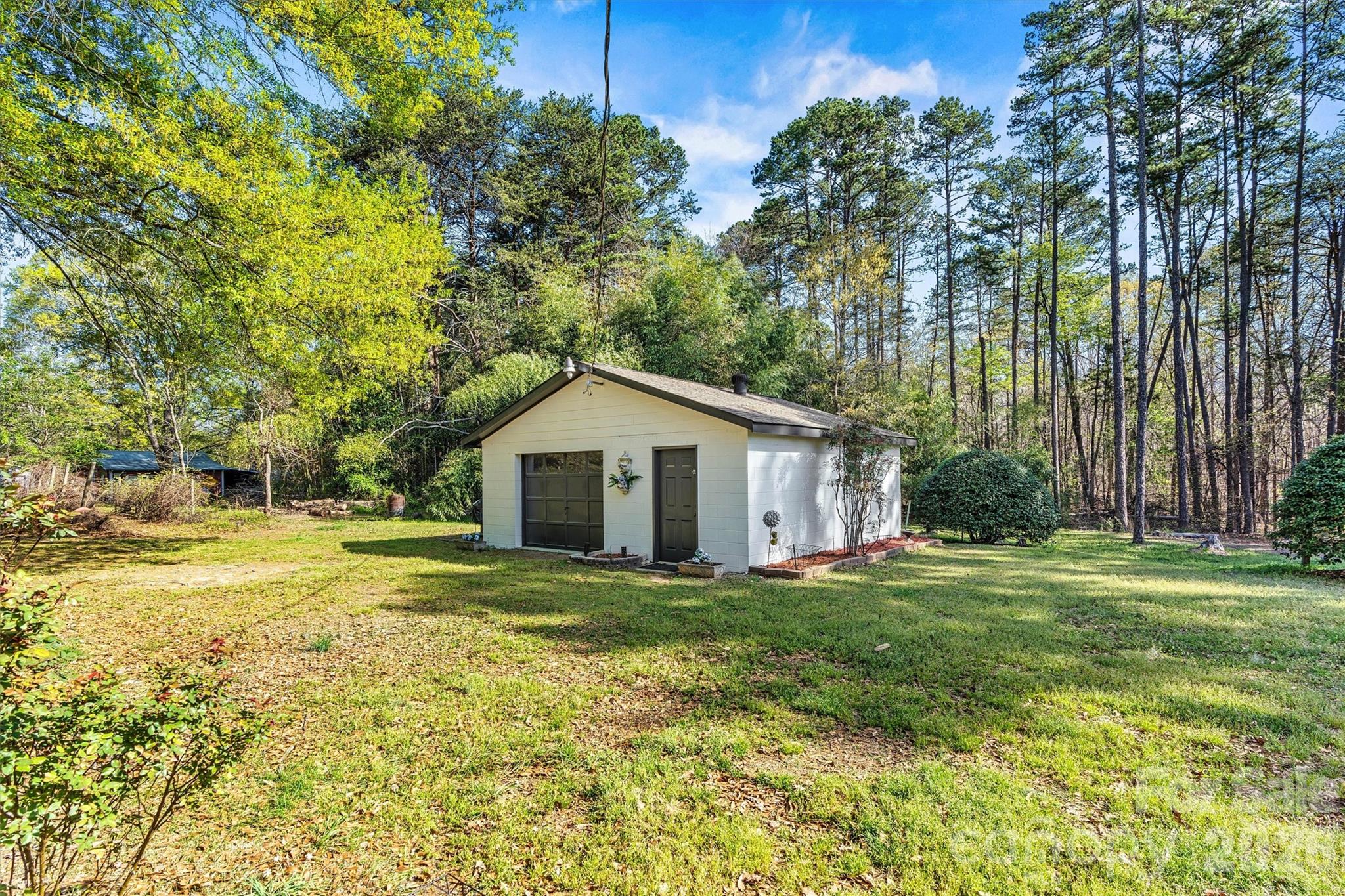 5329 E Highway 27 Highway — Iron Station