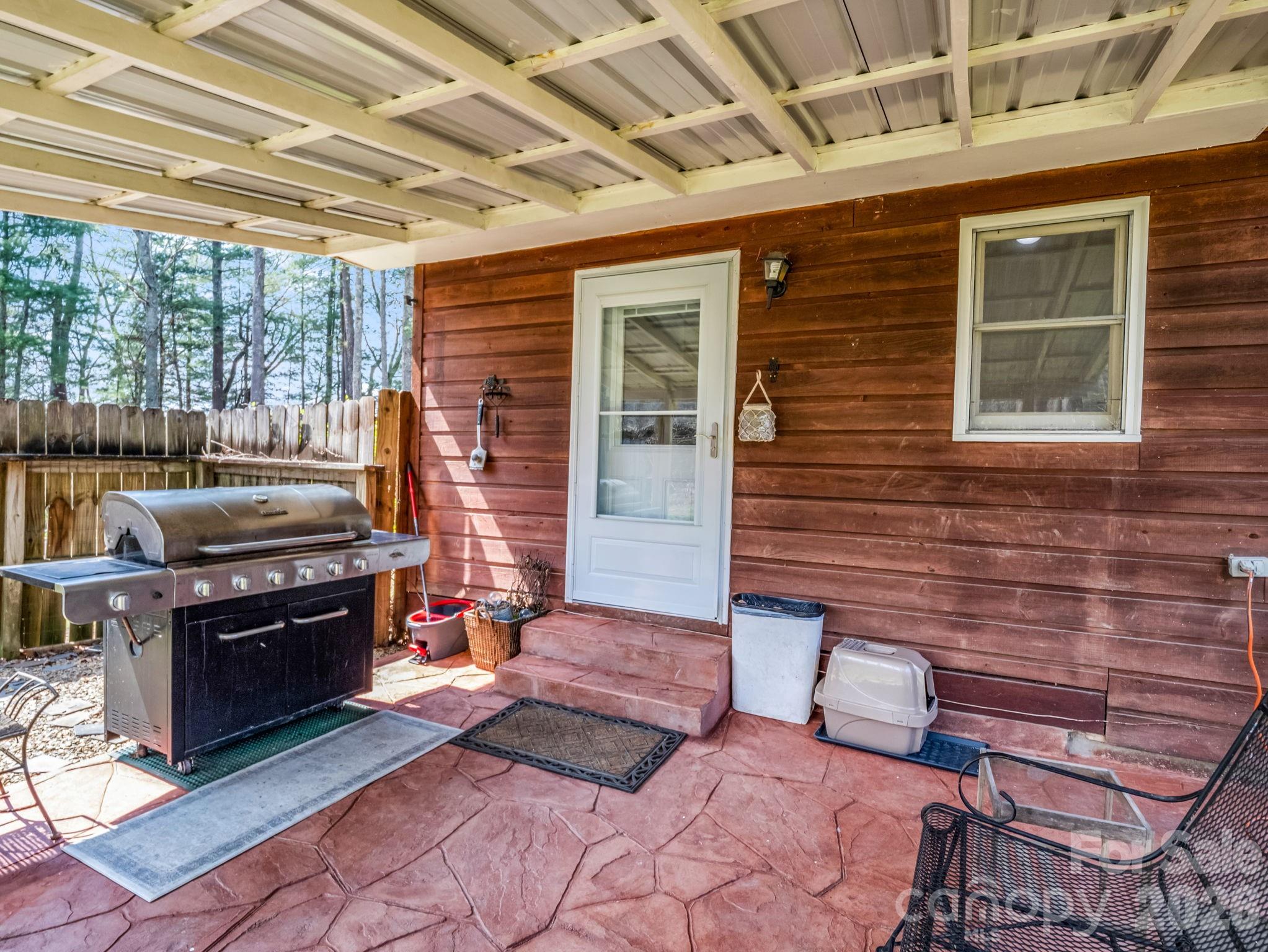 47 Granny Apple Road — Hendersonville
