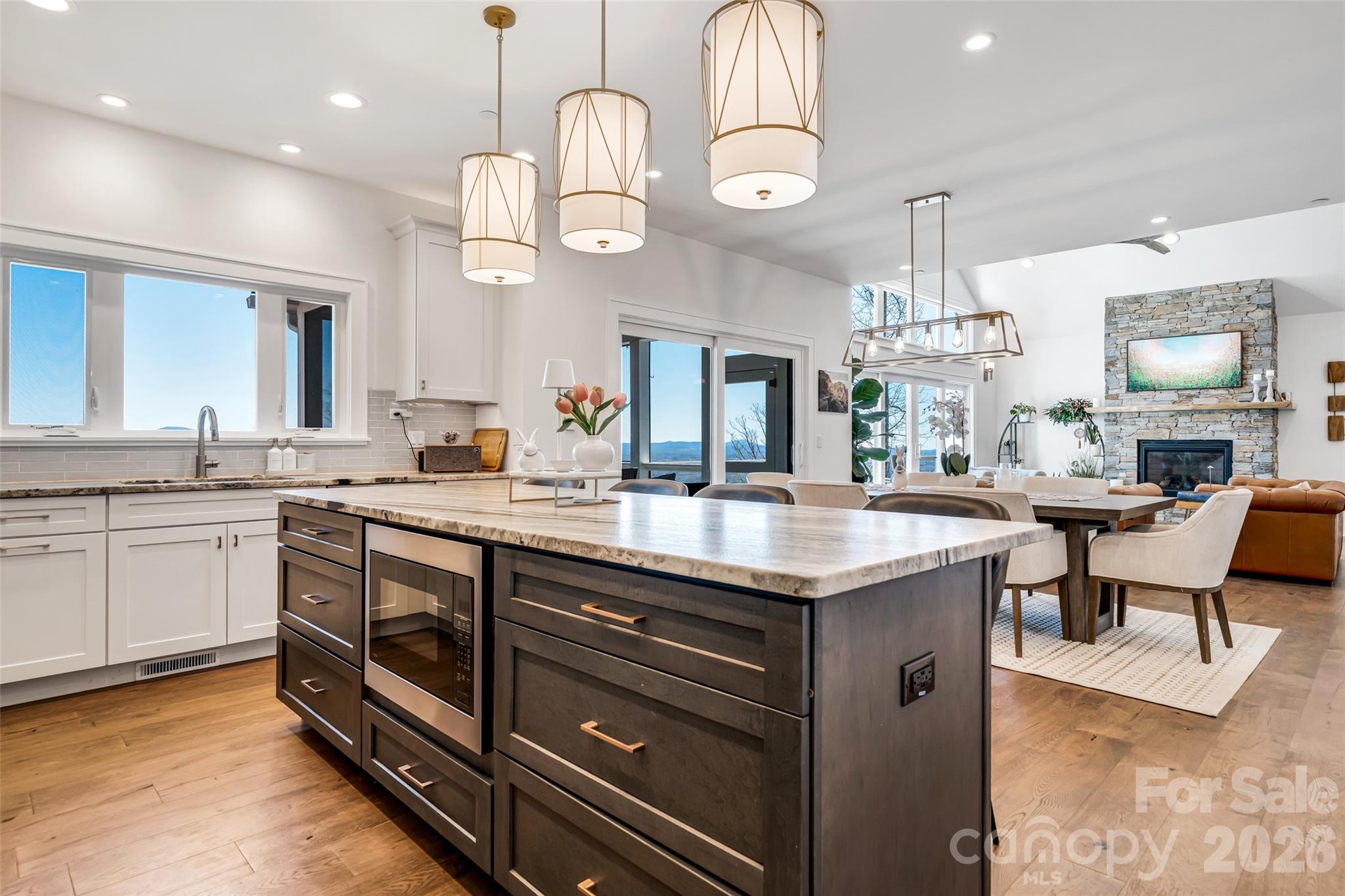 98 Rock Cliff Way — Hendersonville