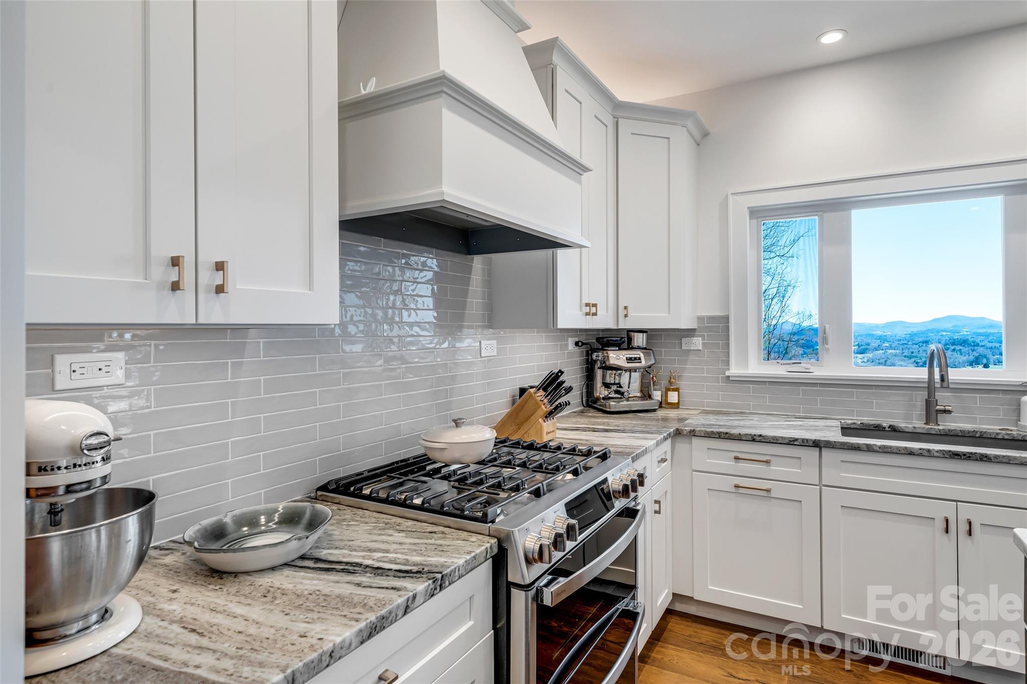 98 Rock Cliff Way — Hendersonville