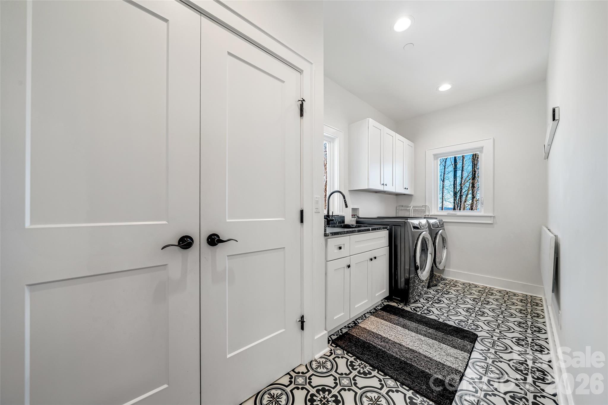98 Rock Cliff Way — Hendersonville