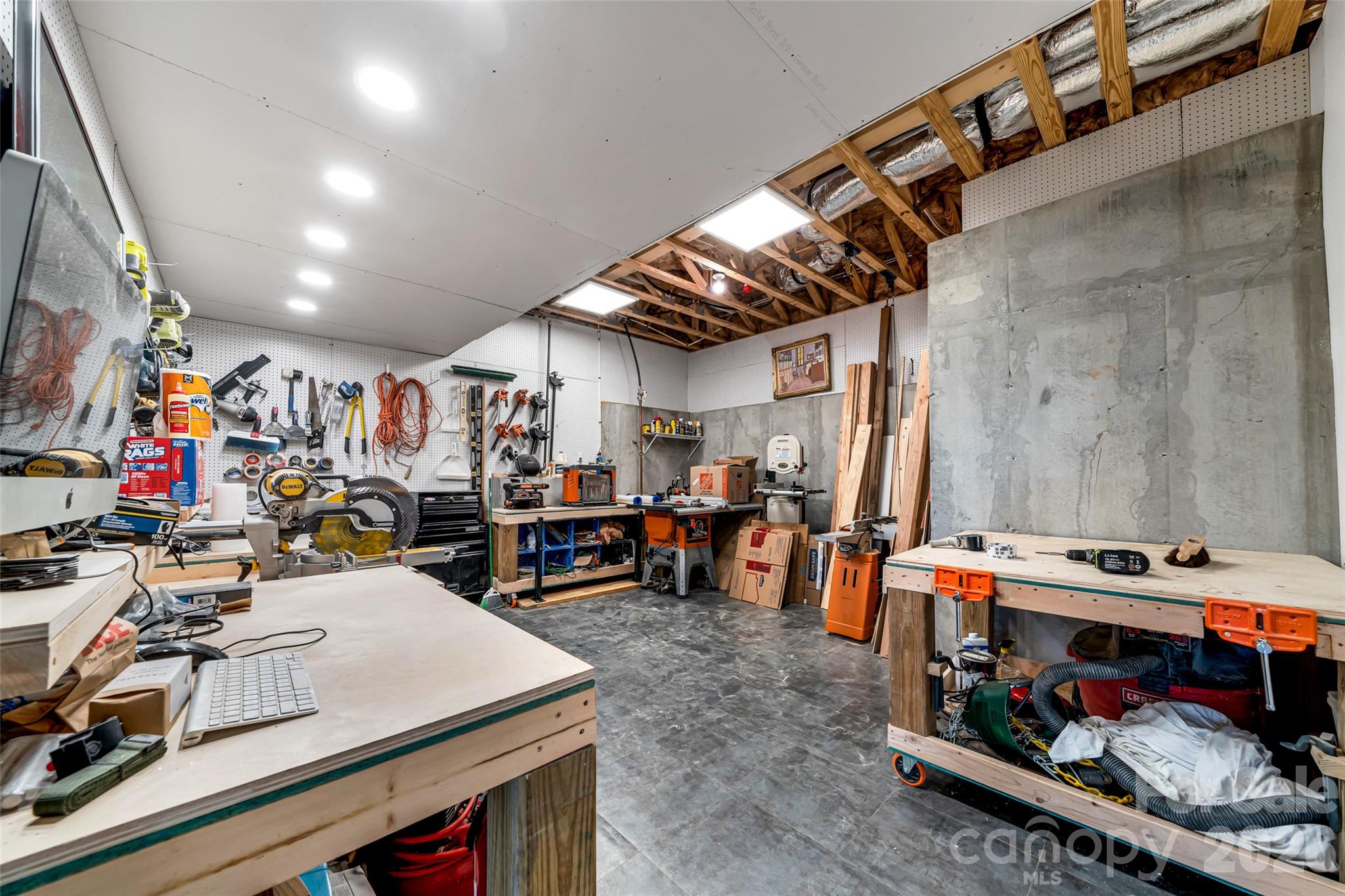 98 Rock Cliff Way — Hendersonville