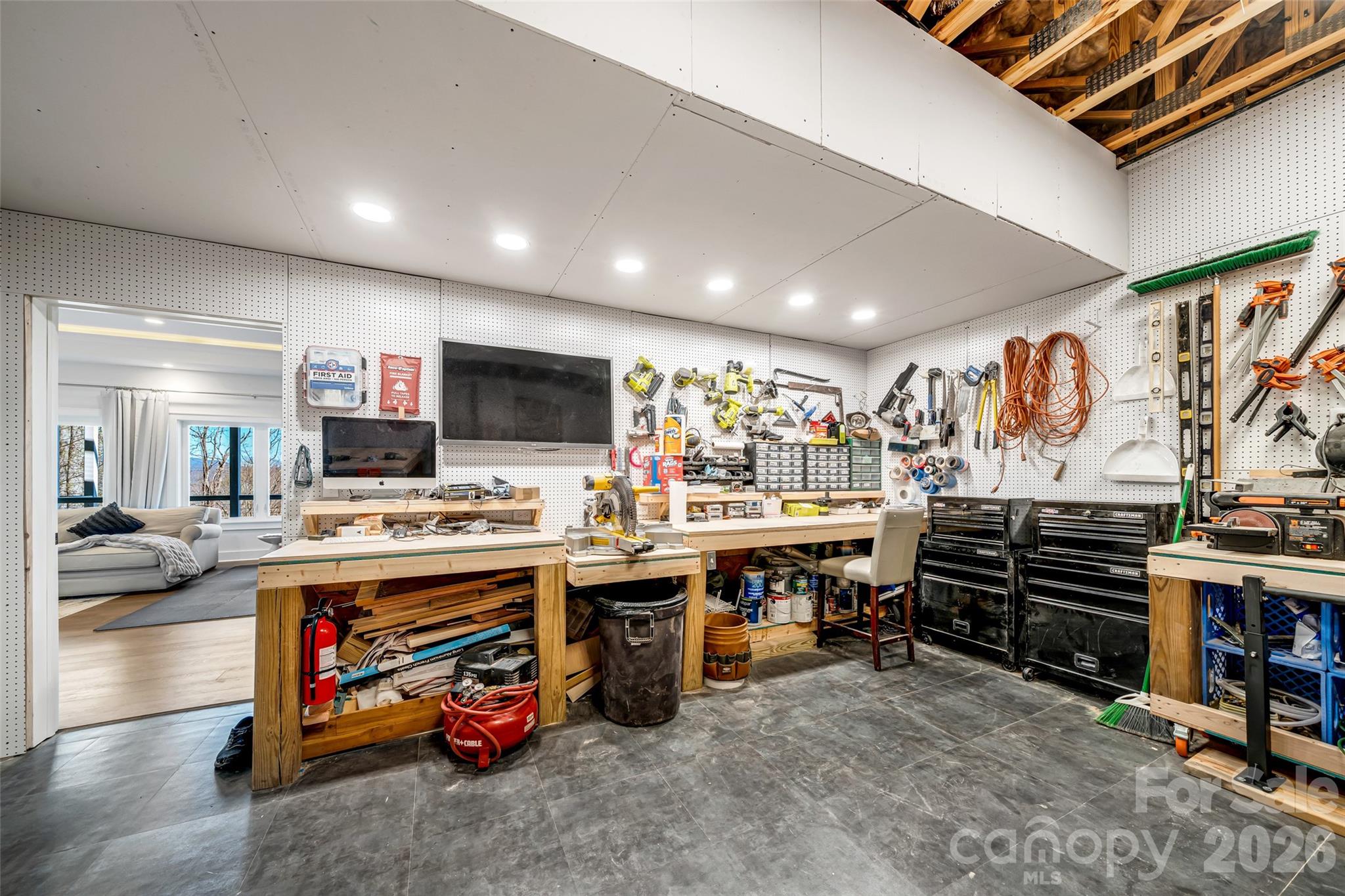 98 Rock Cliff Way — Hendersonville