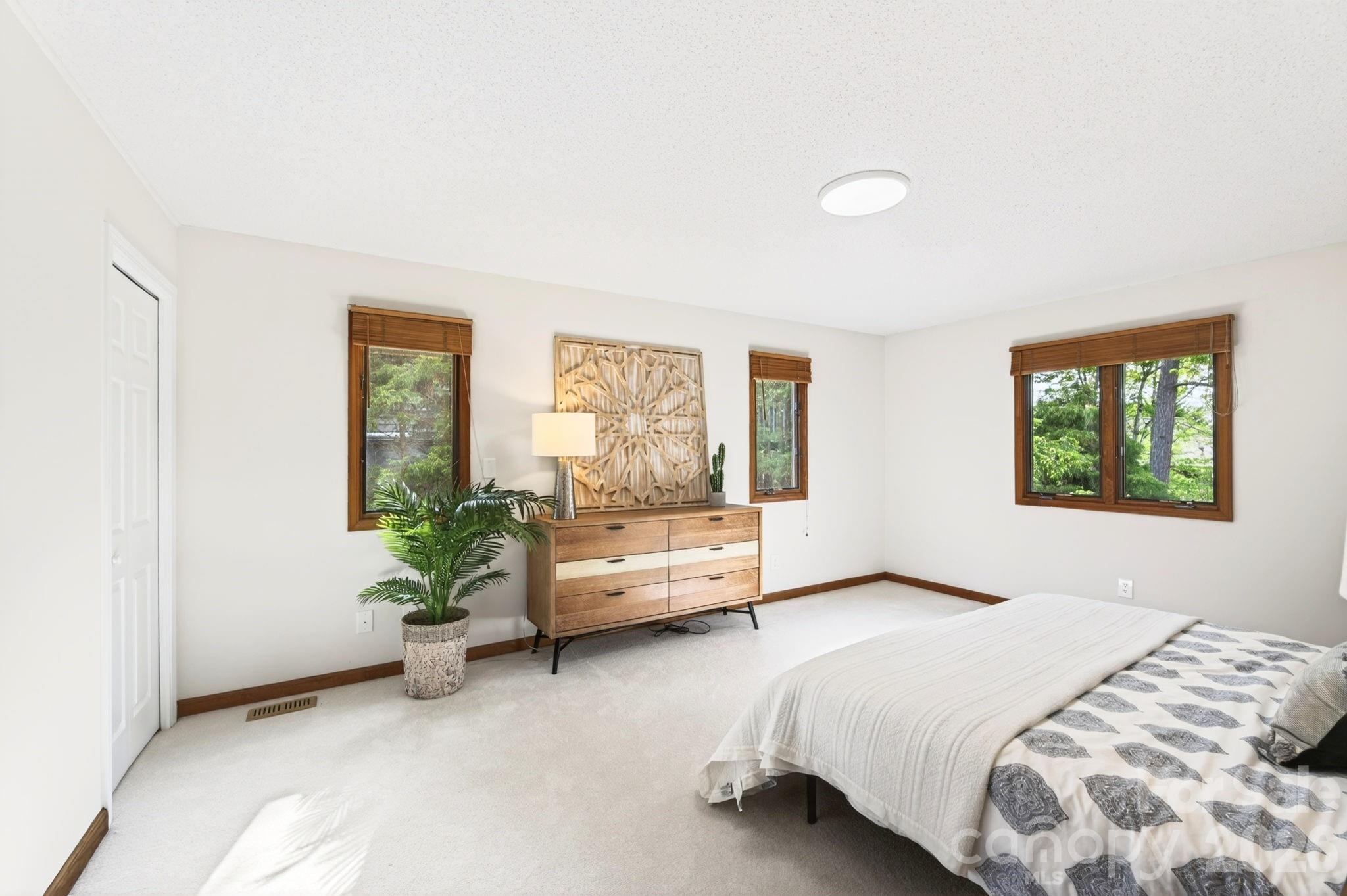 4 Zachary Ridge Road — Asheville