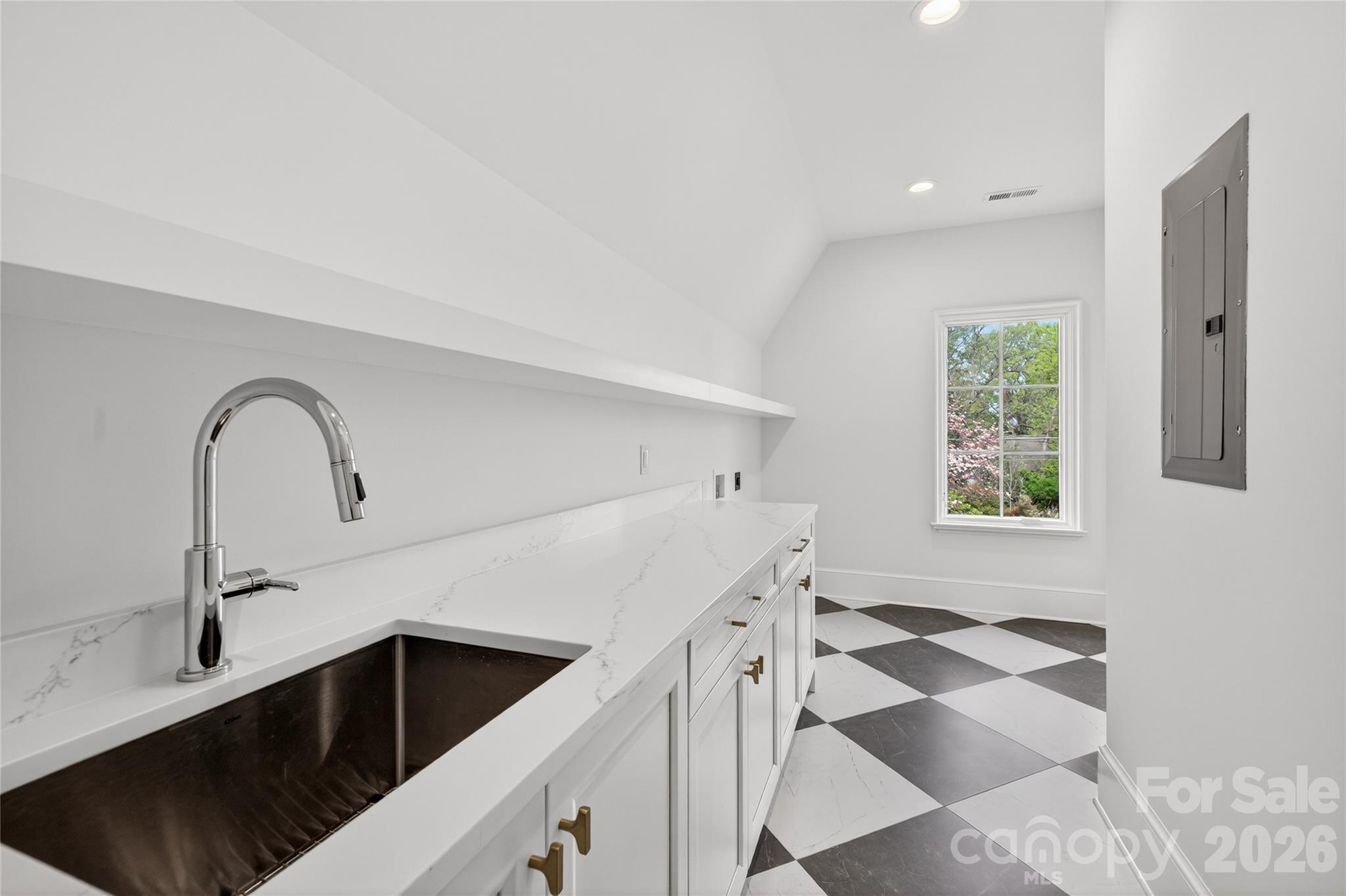 914 Edinburgh Lane — Charlotte