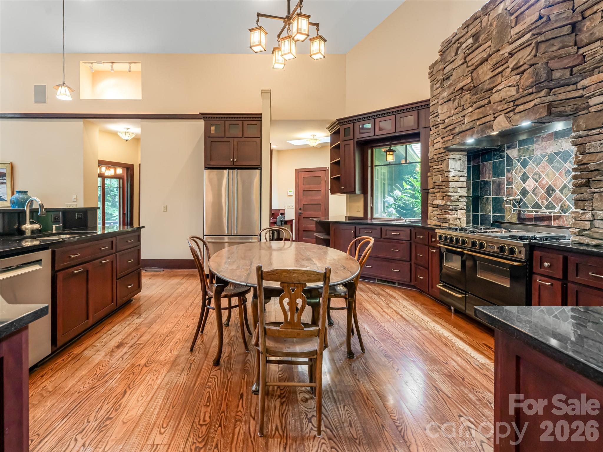 935 Whites Lake Boulevard — Saluda