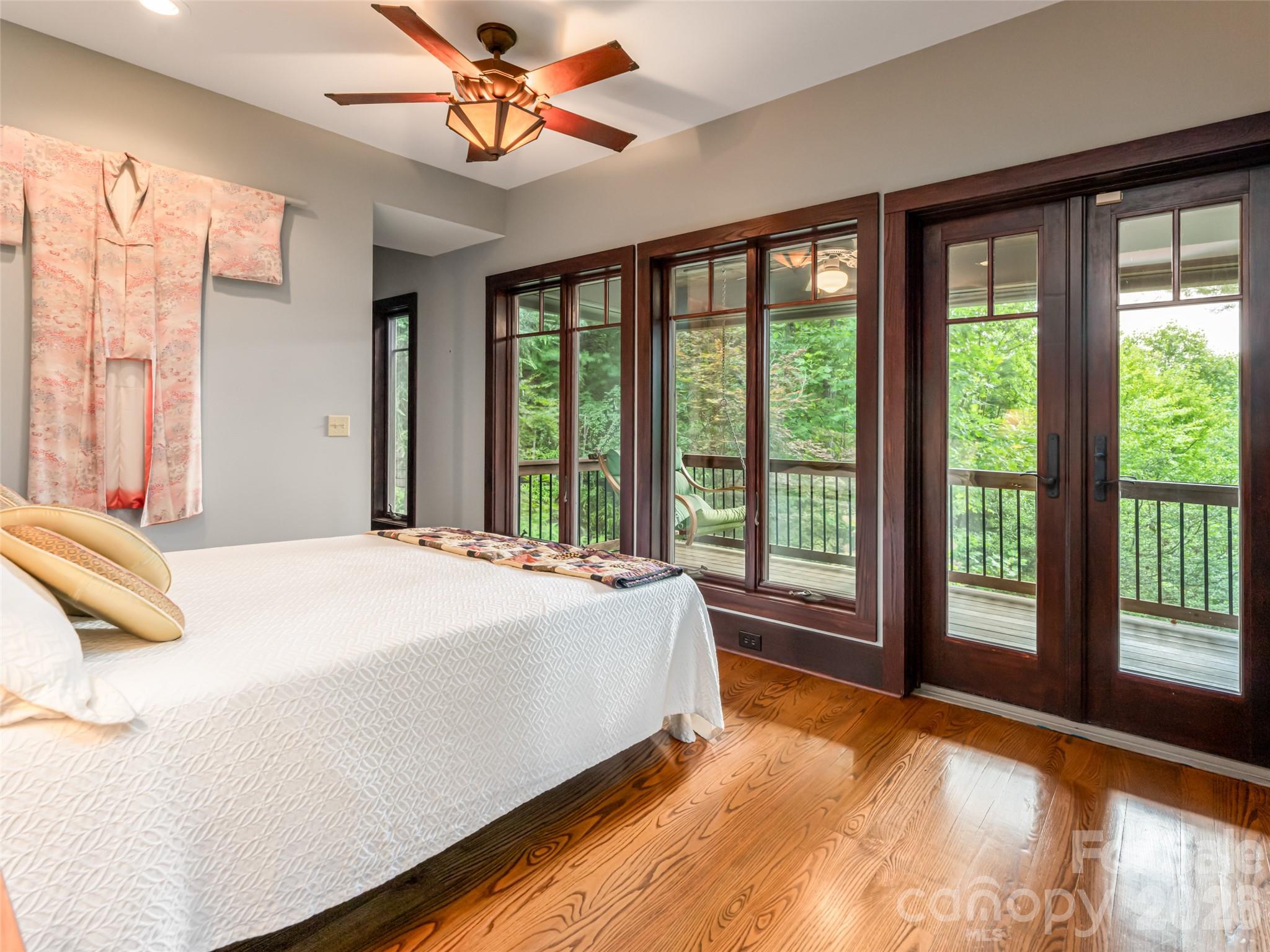 935 Whites Lake Boulevard — Saluda