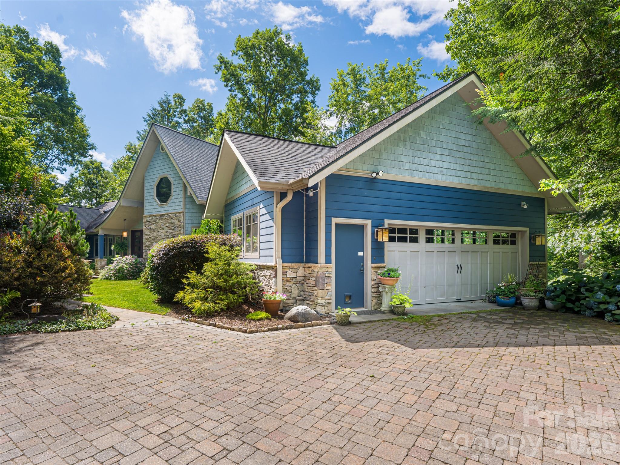 935 Whites Lake Boulevard — Saluda