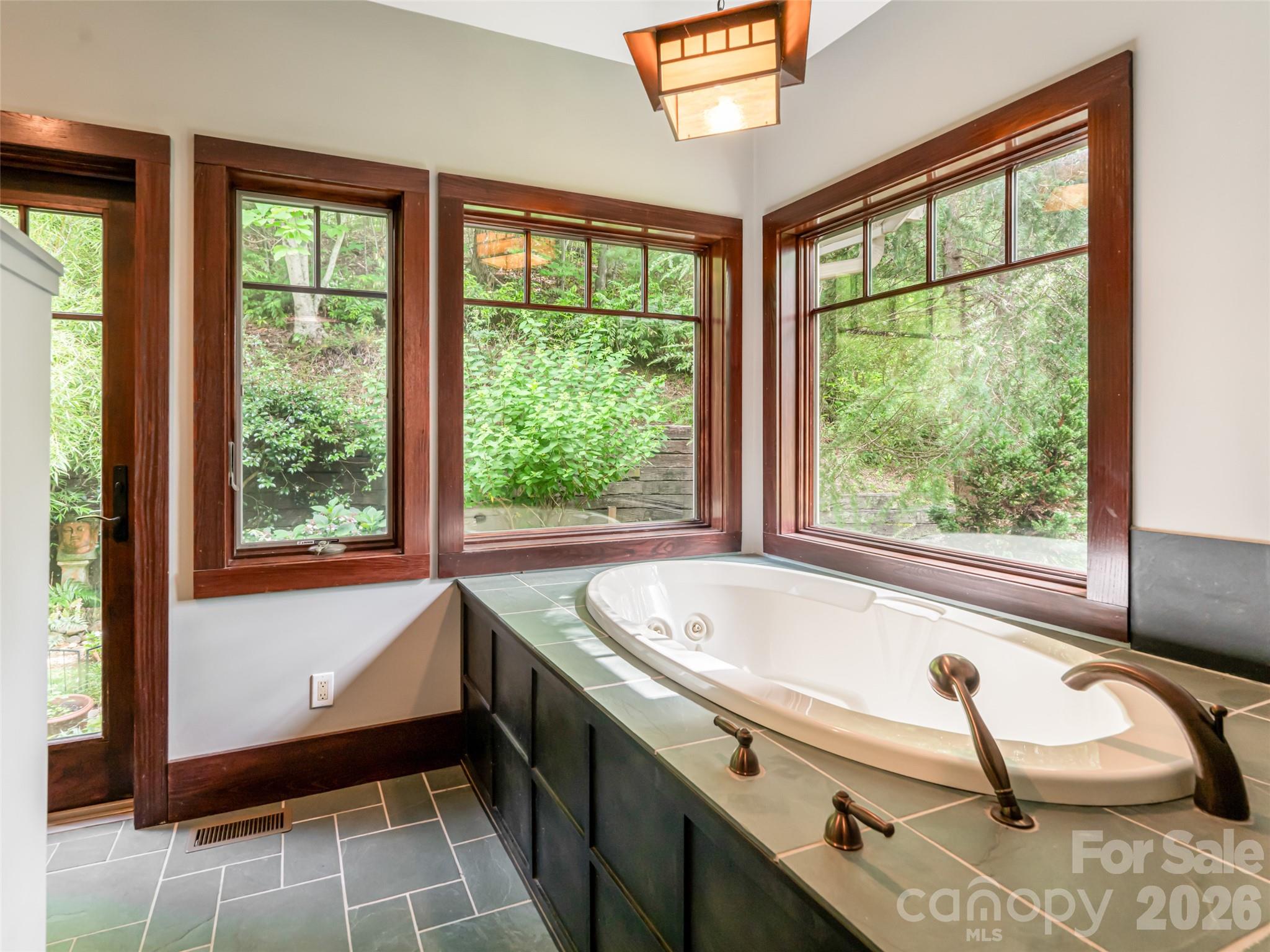 935 Whites Lake Boulevard — Saluda