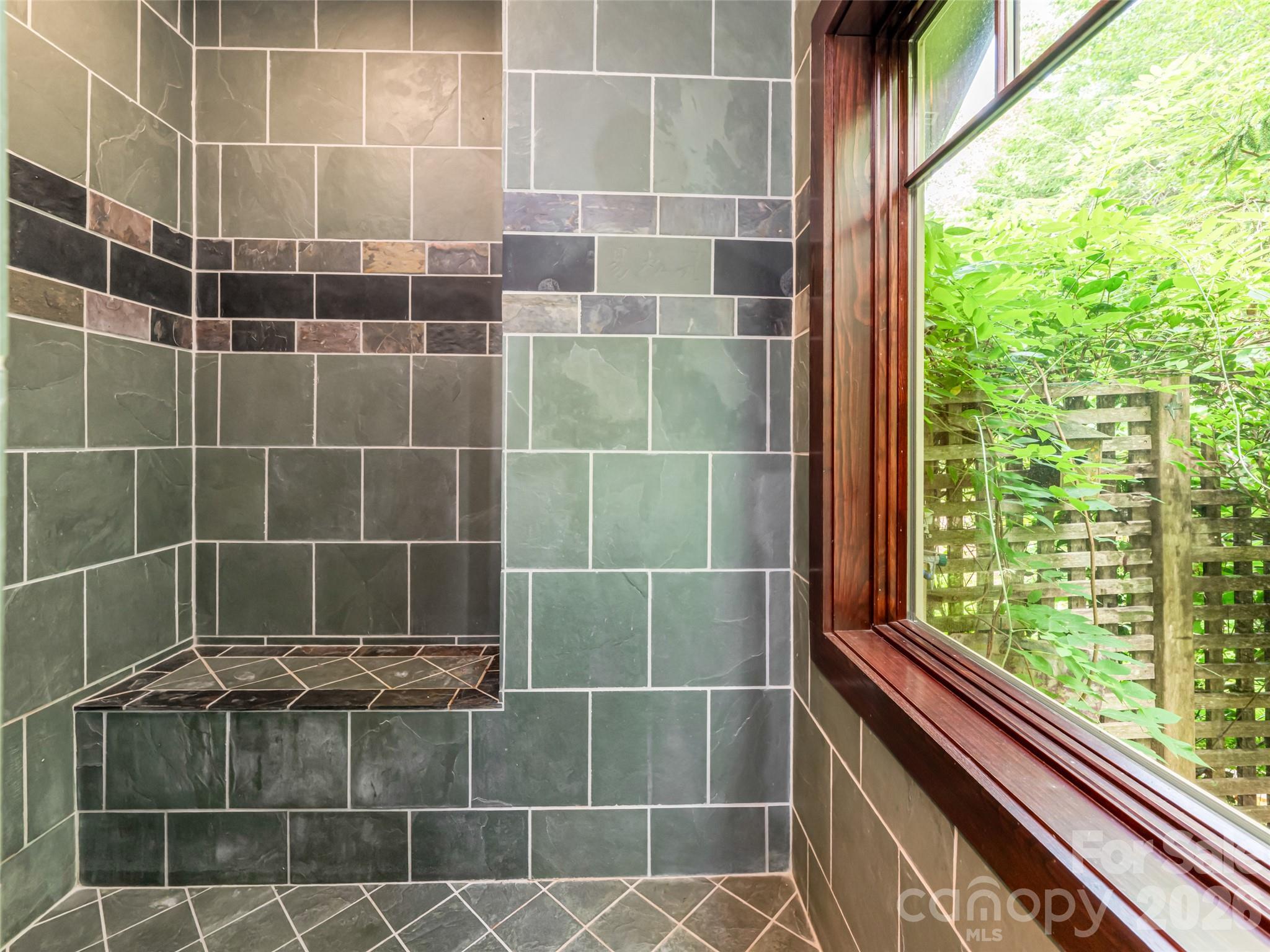 935 Whites Lake Boulevard — Saluda