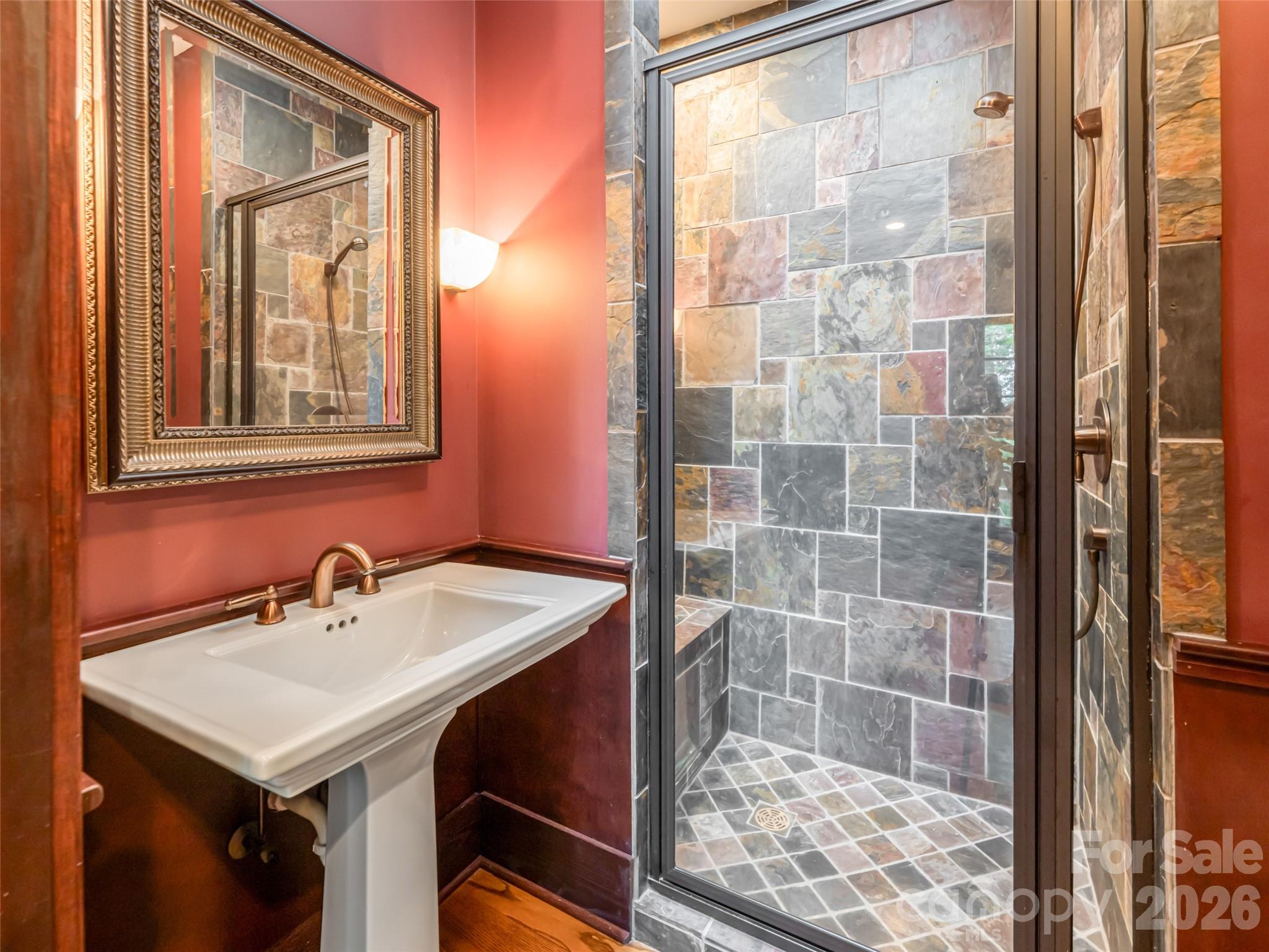 935 Whites Lake Boulevard — Saluda