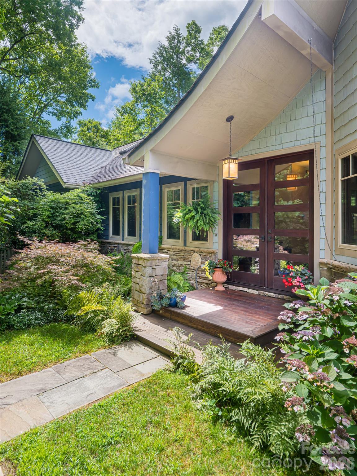 935 Whites Lake Boulevard — Saluda