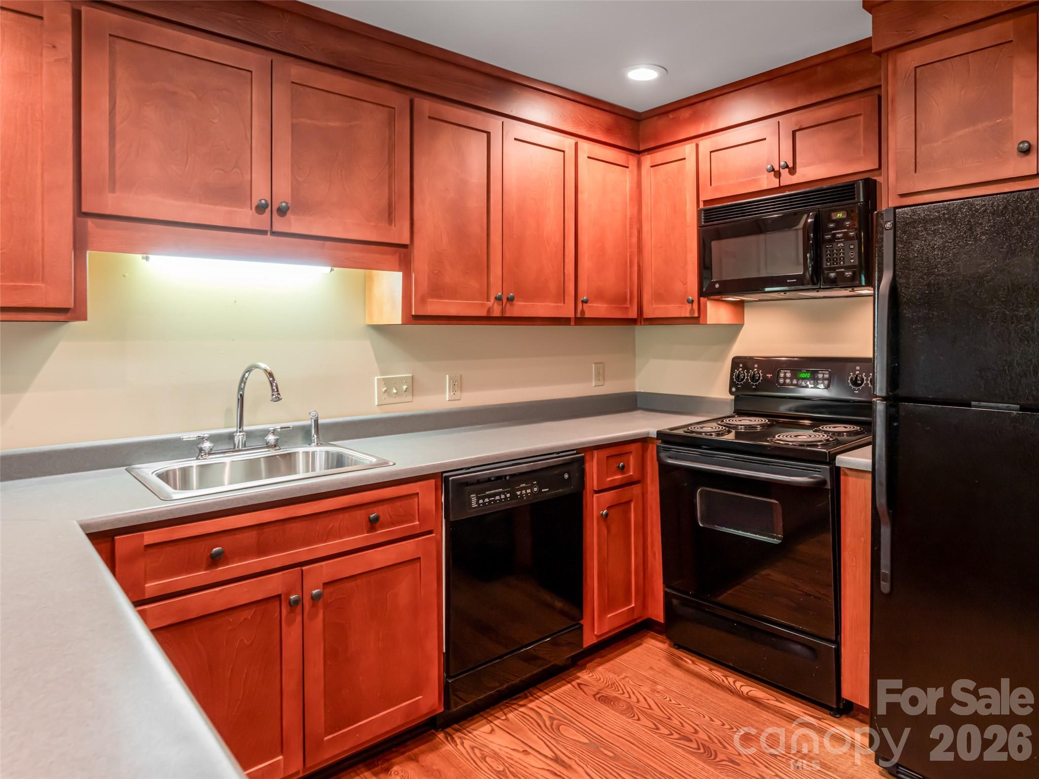 935 Whites Lake Boulevard — Saluda