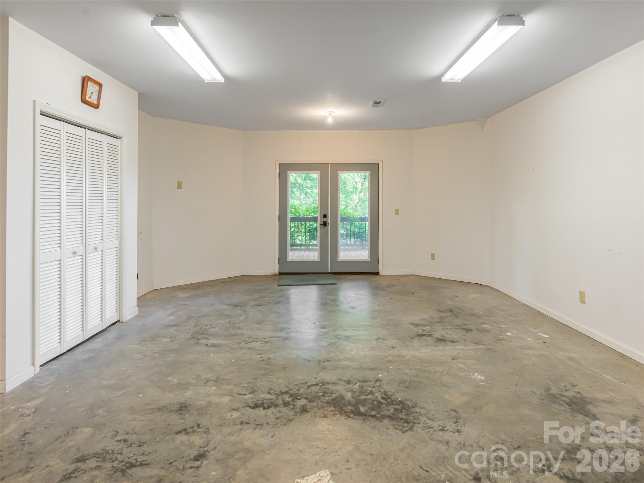 935 Whites Lake Boulevard — Saluda