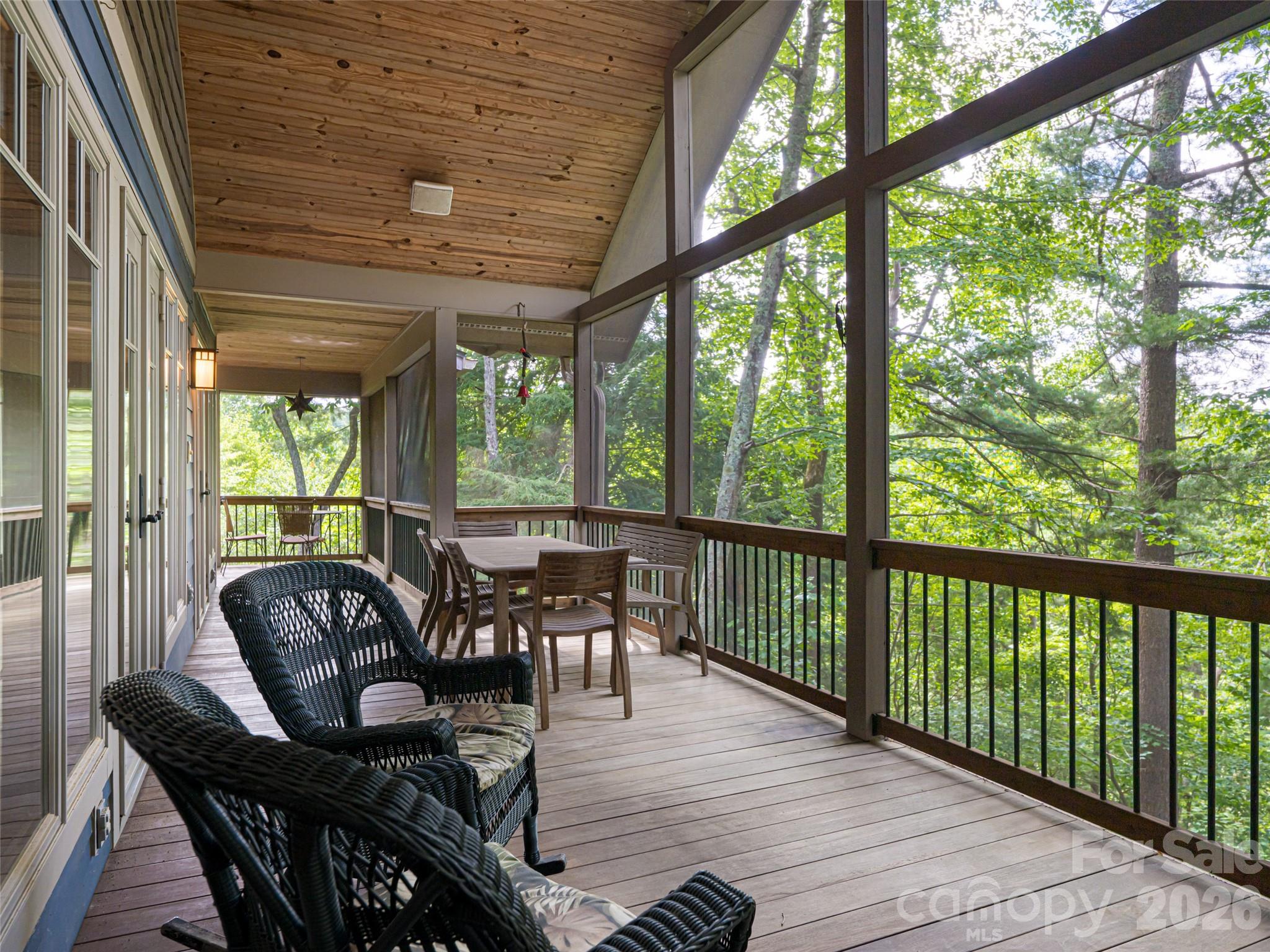 935 Whites Lake Boulevard — Saluda