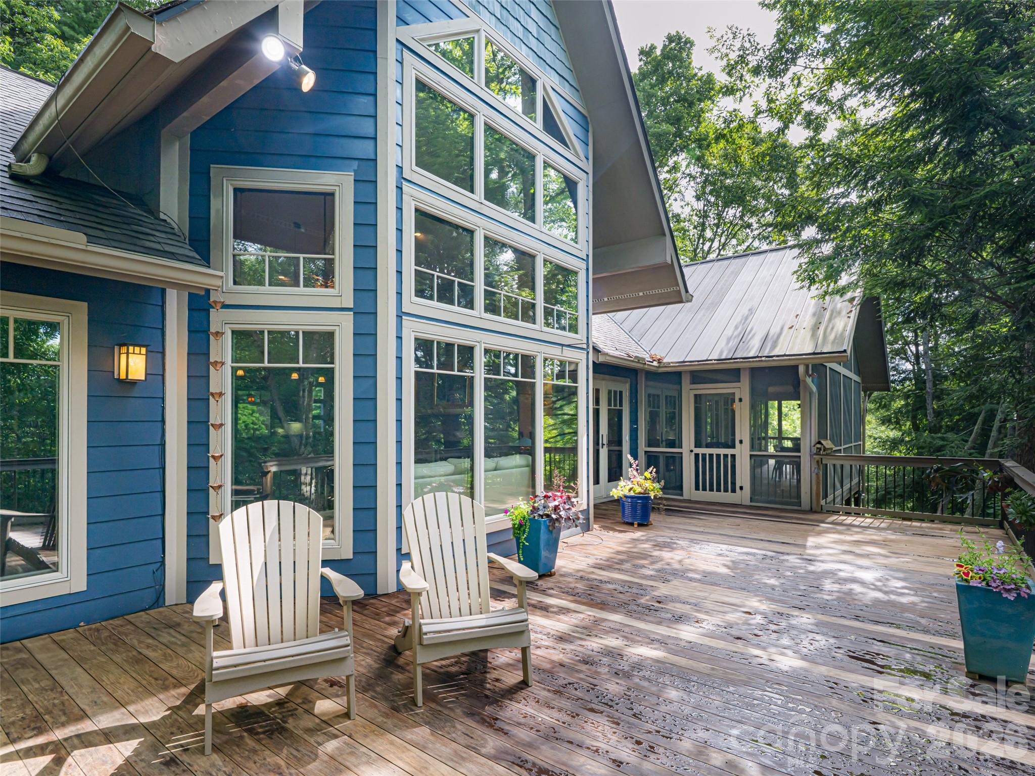 935 Whites Lake Boulevard — Saluda