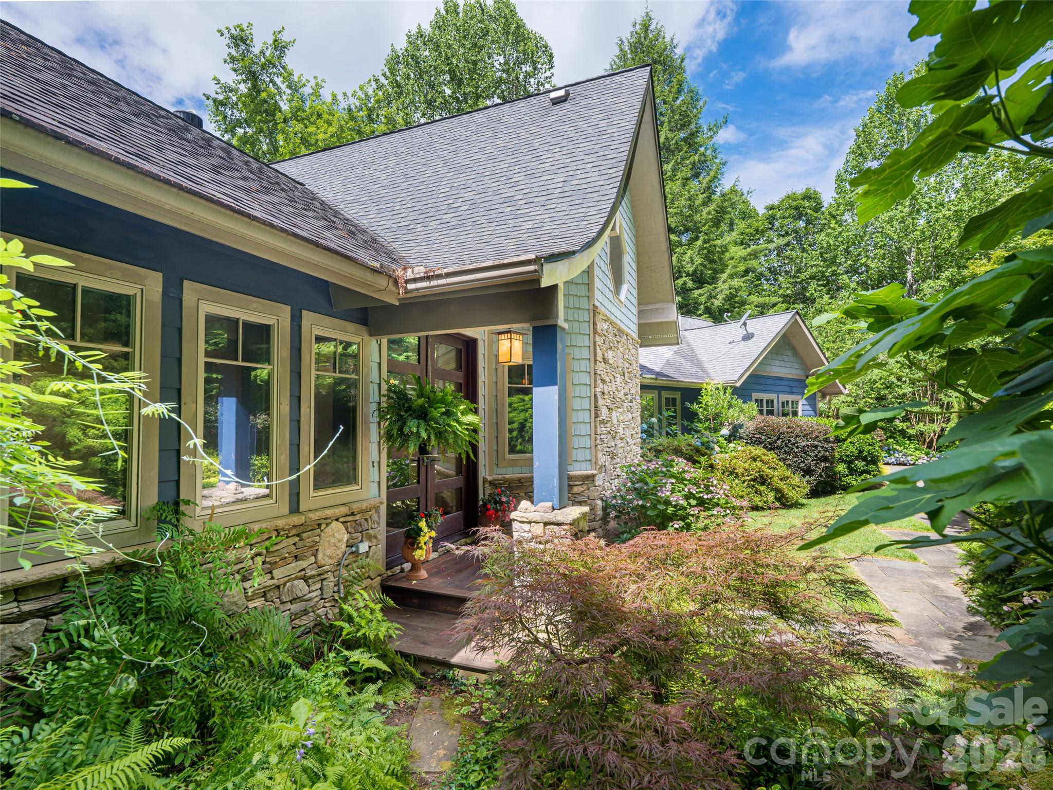 935 Whites Lake Boulevard — Saluda