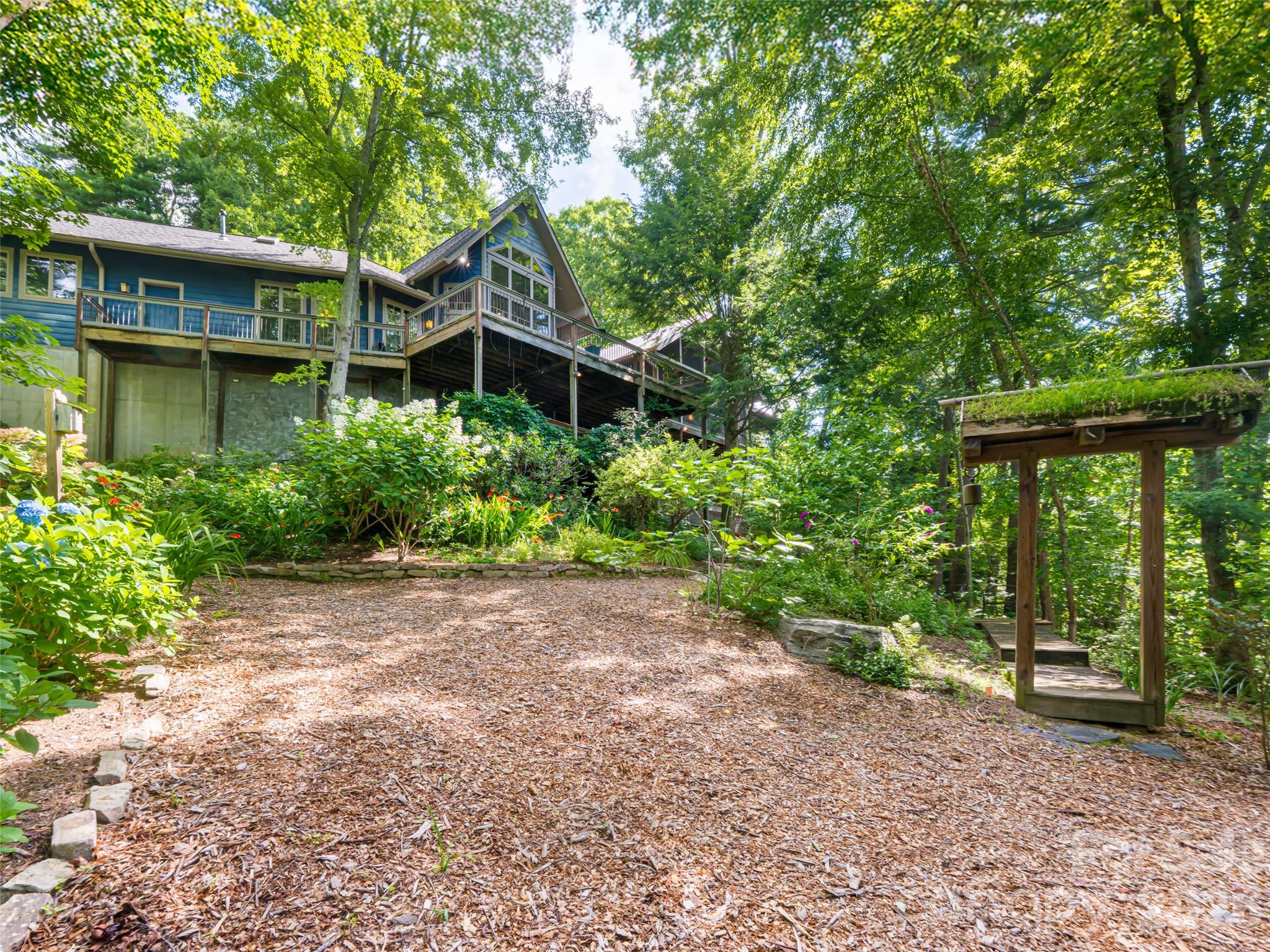 935 Whites Lake Boulevard — Saluda