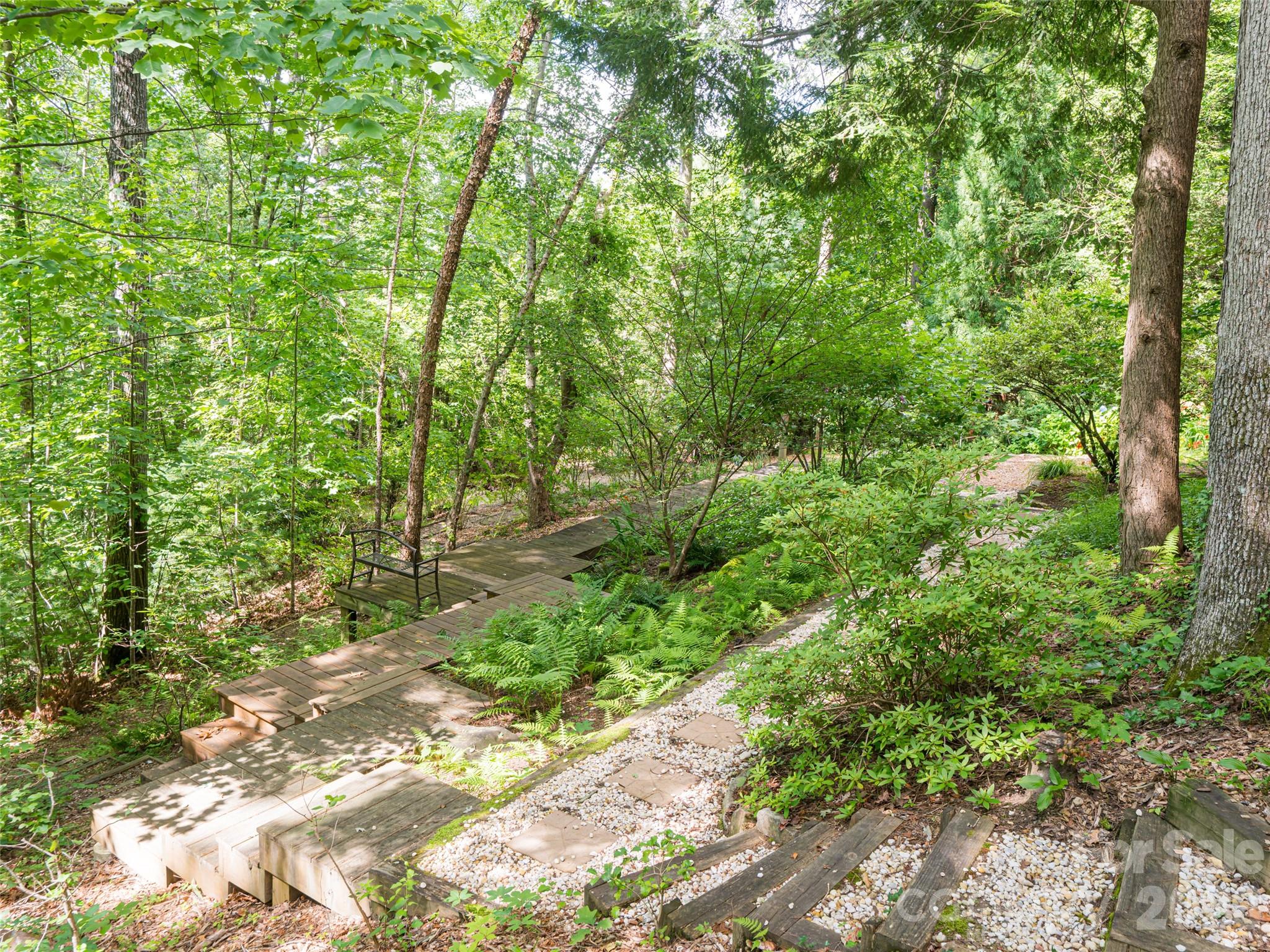 935 Whites Lake Boulevard — Saluda