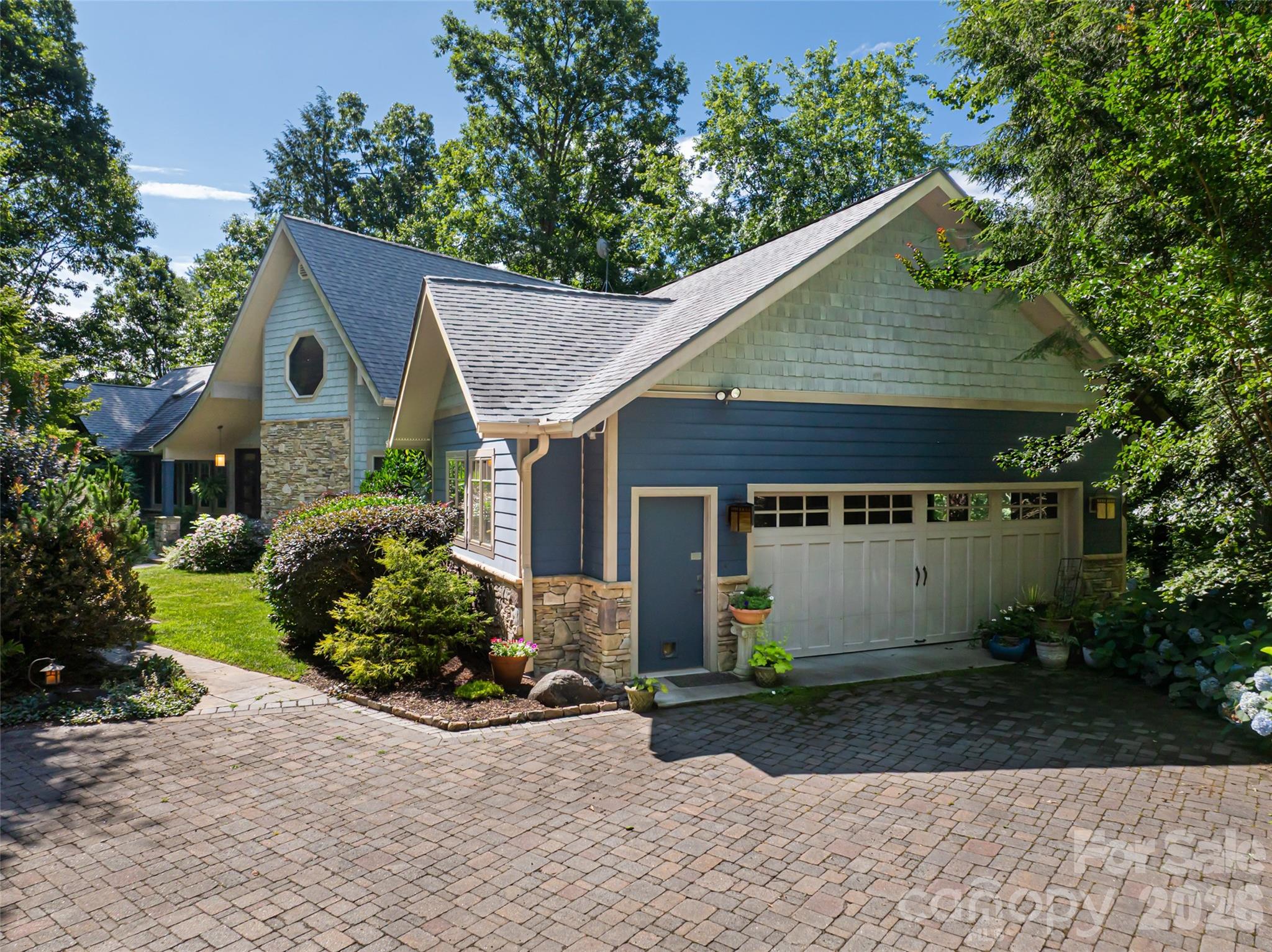 935 Whites Lake Boulevard — Saluda
