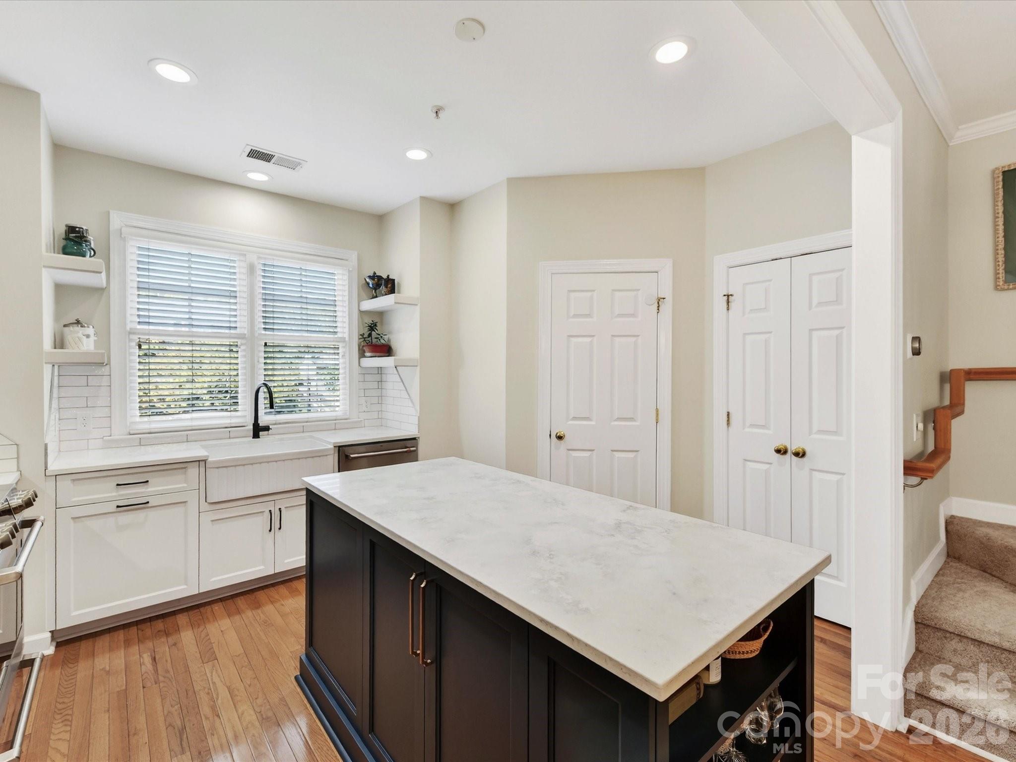 4916 S Hill View Drive — Charlotte
