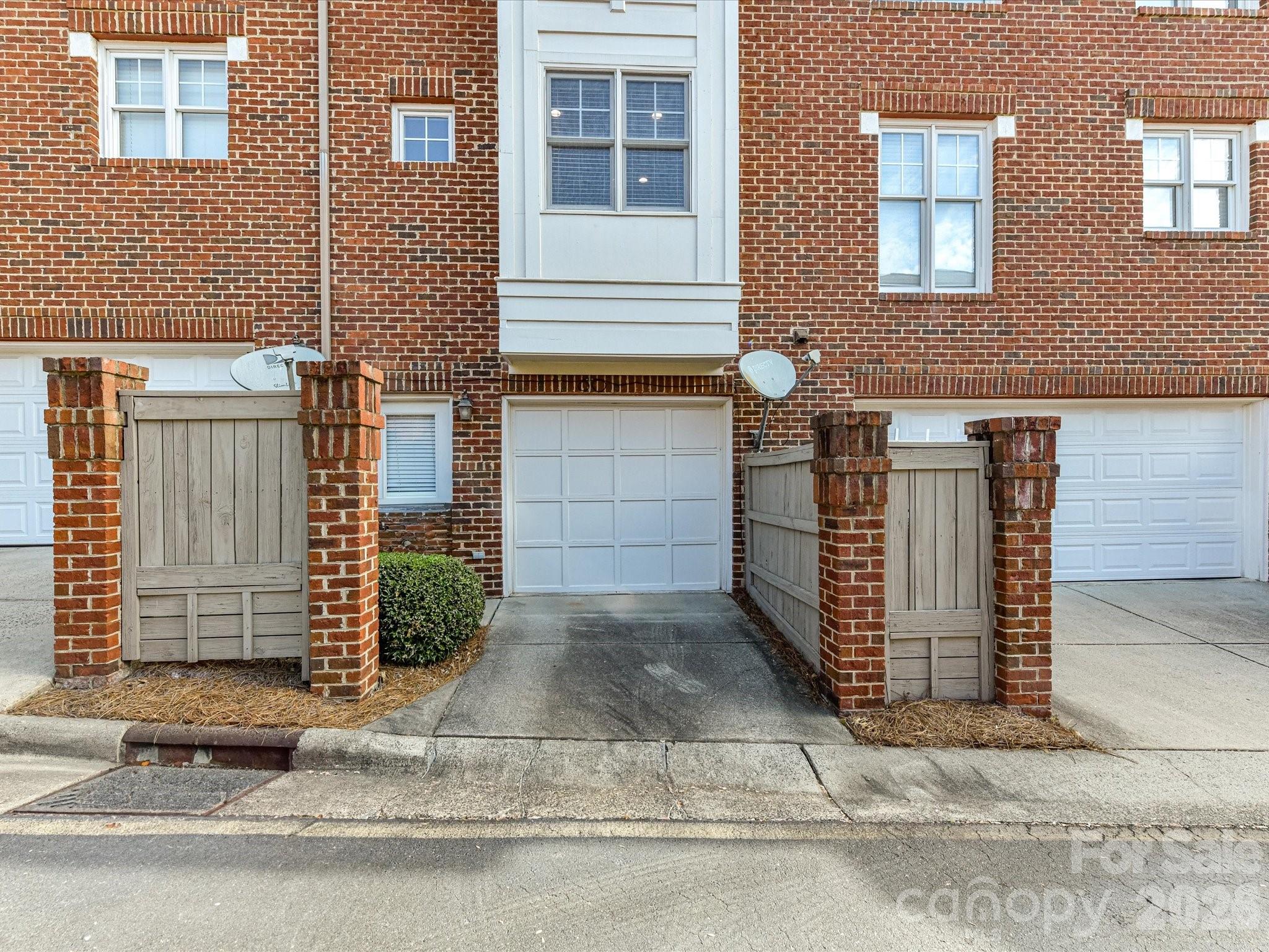 4916 S Hill View Drive — Charlotte