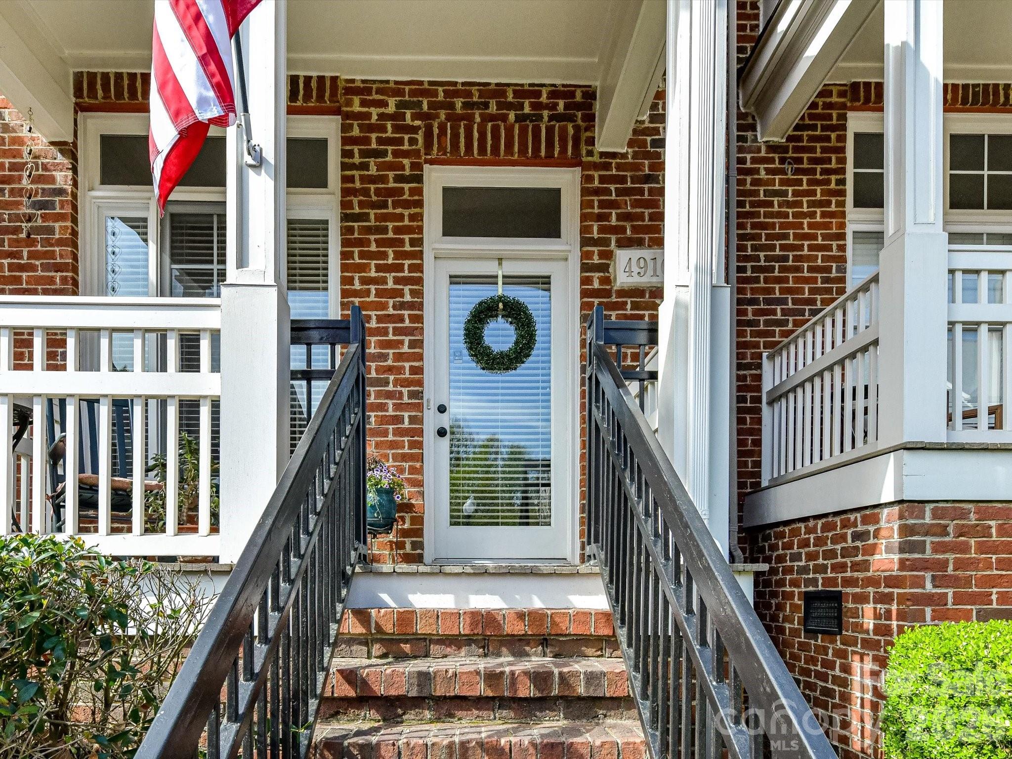 4916 S Hill View Drive — Charlotte