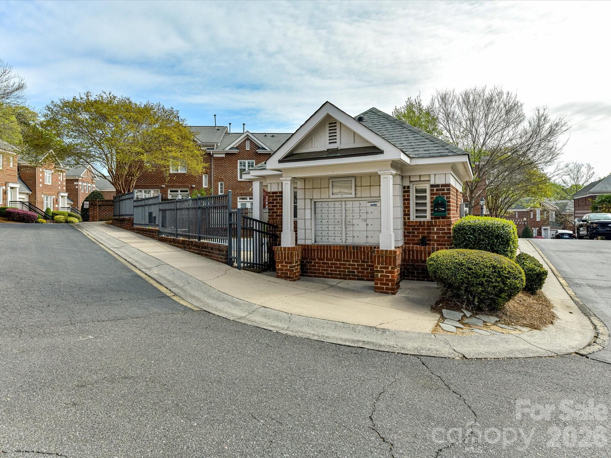 4916 S Hill View Drive — Charlotte